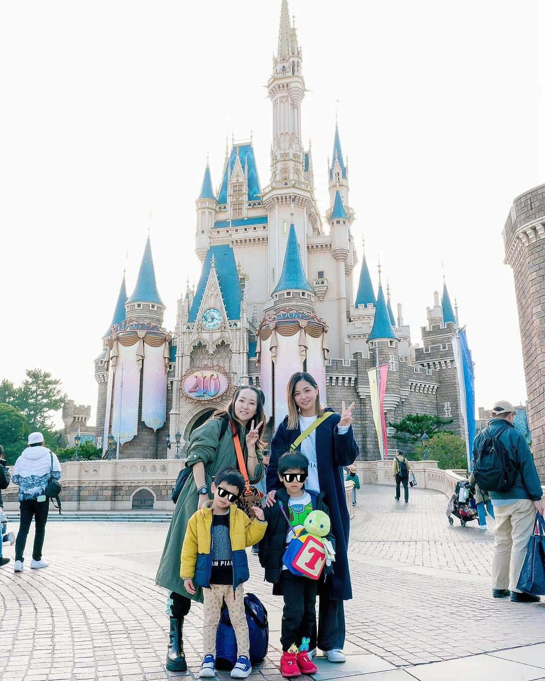 星村麻衣さんのインスタグラム写真 - (星村麻衣Instagram)「1年ぶりのディズニーランド🏰✨ 朝から全力で遊んで夢のような時間でした🥰❤️💜🧡 またすぐ行きたい‼️ 次は子連れシーかなぁ🏝🫧 #ディズニーランド #40周年ディズニー  #クリスマスディズニー」12月1日 20時09分 - hoshimuramai