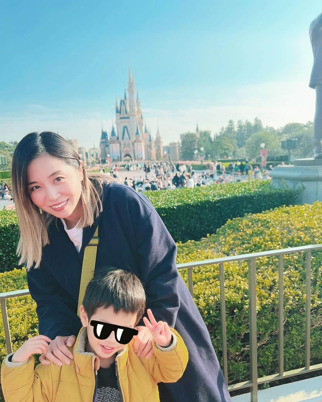 星村麻衣さんのインスタグラム写真 - (星村麻衣Instagram)「1年ぶりのディズニーランド🏰✨ 朝から全力で遊んで夢のような時間でした🥰❤️💜🧡 またすぐ行きたい‼️ 次は子連れシーかなぁ🏝🫧 #ディズニーランド #40周年ディズニー  #クリスマスディズニー」12月1日 20時09分 - hoshimuramai