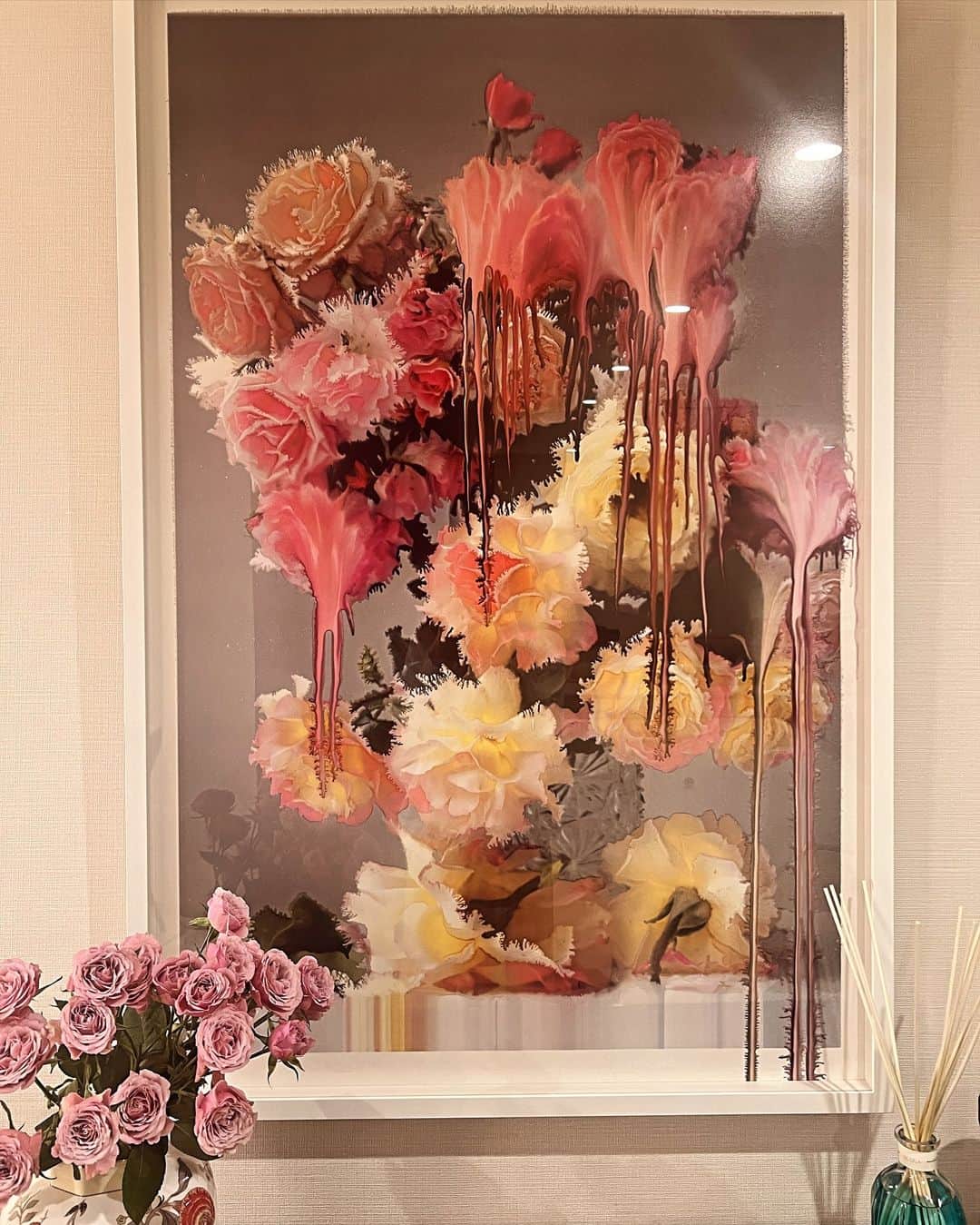 ヨンアのインスタグラム：「一番好きな @nick_knight  ずっと見てられる！この家にもぴったり🩷 近々新しいルームツアーYouTubeヨンアTVで とりたいなぁ」