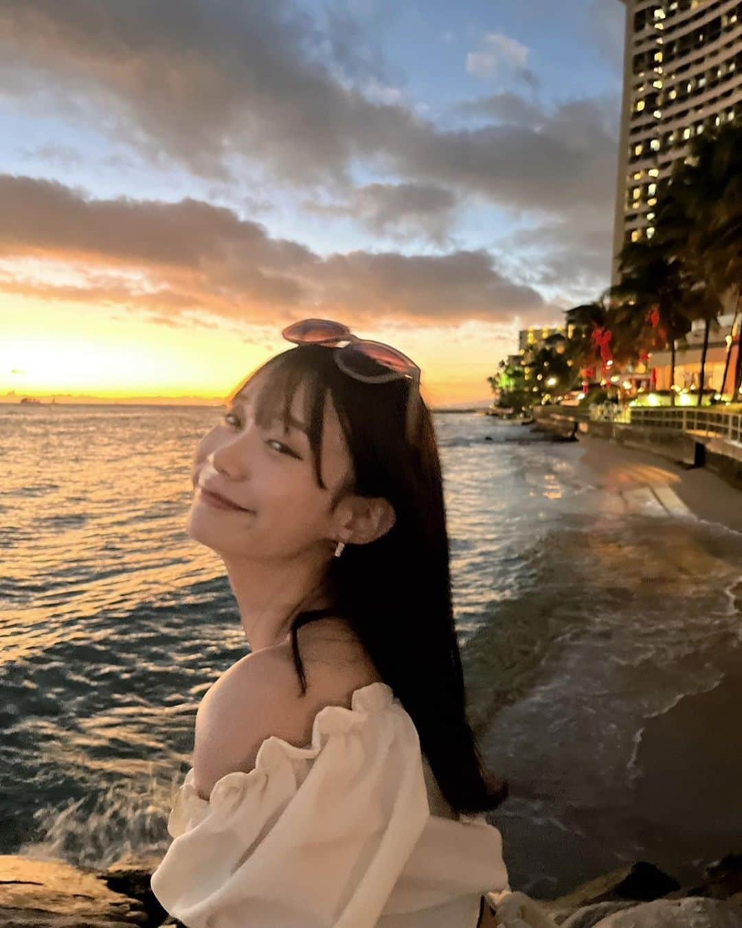 中野妃菜さんのインスタグラム写真 - (中野妃菜Instagram)「ハワイのsun set♡  旅行から帰ってきたので @faceline_plus で @hiii__sasaki さんに #ハーブピーリング と　#コルギ してもらいました♡ 旅の疲れが全部取れました♡全部が癒し空間だった☺︎  #ハワイ#honolulu #sea #sunset  #クリスティーナ #pr」12月1日 20時22分 - hinanakano_