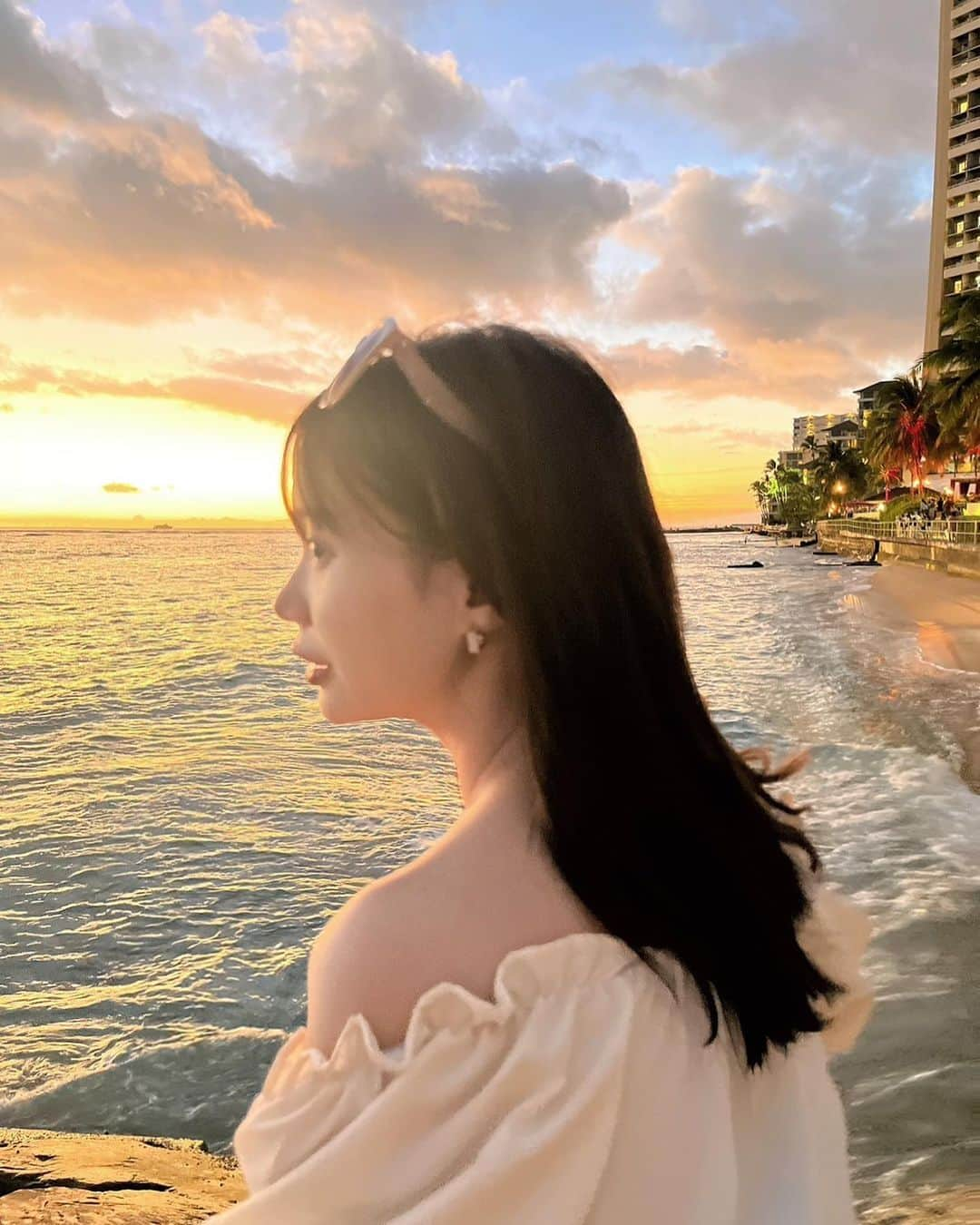 中野妃菜さんのインスタグラム写真 - (中野妃菜Instagram)「ハワイのsun set♡  旅行から帰ってきたので @faceline_plus で @hiii__sasaki さんに #ハーブピーリング と　#コルギ してもらいました♡ 旅の疲れが全部取れました♡全部が癒し空間だった☺︎  #ハワイ#honolulu #sea #sunset  #クリスティーナ #pr」12月1日 20時22分 - hinanakano_