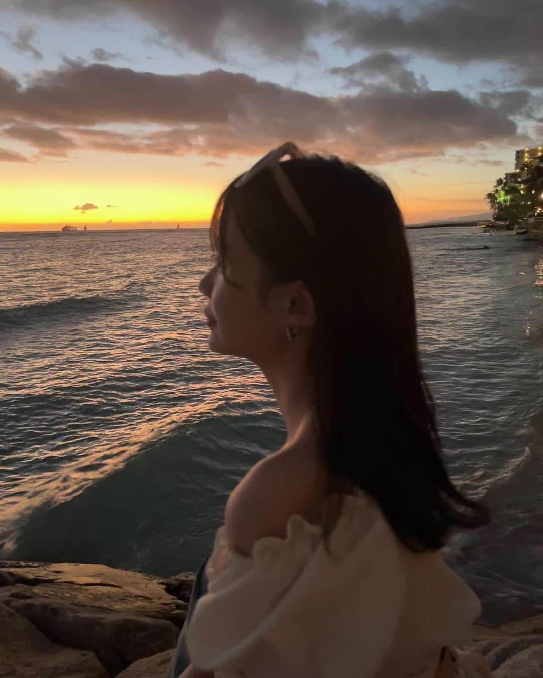 中野妃菜さんのインスタグラム写真 - (中野妃菜Instagram)「ハワイのsun set♡  旅行から帰ってきたので @faceline_plus で @hiii__sasaki さんに #ハーブピーリング と　#コルギ してもらいました♡ 旅の疲れが全部取れました♡全部が癒し空間だった☺︎  #ハワイ#honolulu #sea #sunset  #クリスティーナ #pr」12月1日 20時22分 - hinanakano_