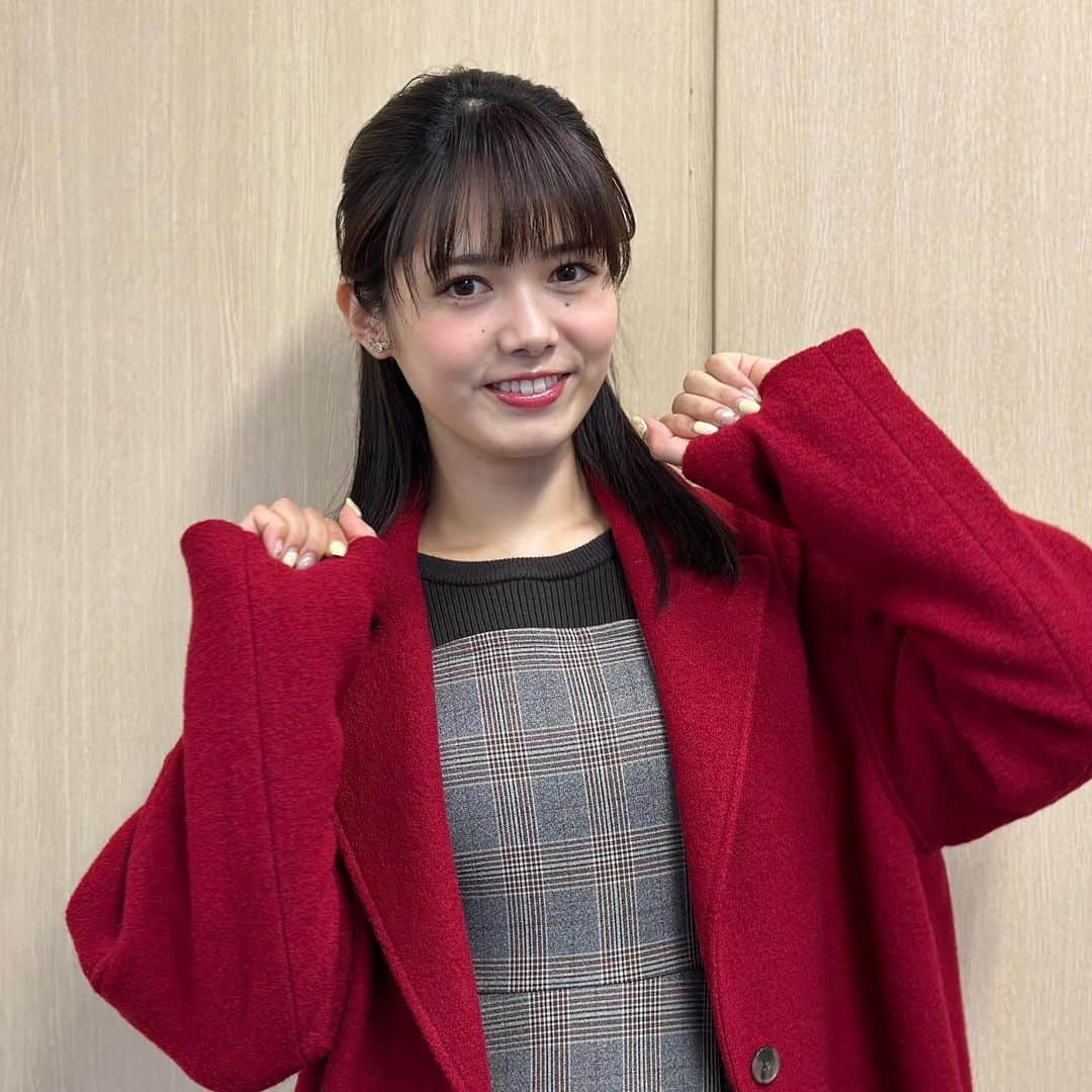 フジテレビ「めざましテレビ」さんのインスタグラム写真 - (フジテレビ「めざましテレビ」Instagram)「お天気コーナー「きょう何着て行く？」 谷尻萌のコーデを紹介♪  12月1日（金）  【今日のコーデ】 ⭐️コート☞ @bananarepublic_jp ４万8000円 ⭐️ワンピース☞ @resexxy_official １万450円 ⭐️靴☞ @kanematsu_official ４万1830円  ⭐️イヤリング☞ @phoebe_official 3300円  【コーデのポイント】 赤がトレンドの今シーズン🍎 コートで大胆に取り入れるのがおすすめ🌹 チェックワンピに合わせると今っぽいムードで遠くからでも目を引くおしゃれが叶います。    #めざましテレビ #きょう何着て行く？ #谷尻萌 #今日のコーデ #コーデ #CanCam #今日のファッション#ootd #きょう何着て行く？は月〜金朝6時22分ごろ放送📺 #もえちゃん #きれいめコーデ #きれいめカジュアル #大人コーデ #秋コーデ #オフィスカジュアル #上品コーデ #アナウンサー衣装」12月1日 20時22分 - mezamashi.tv