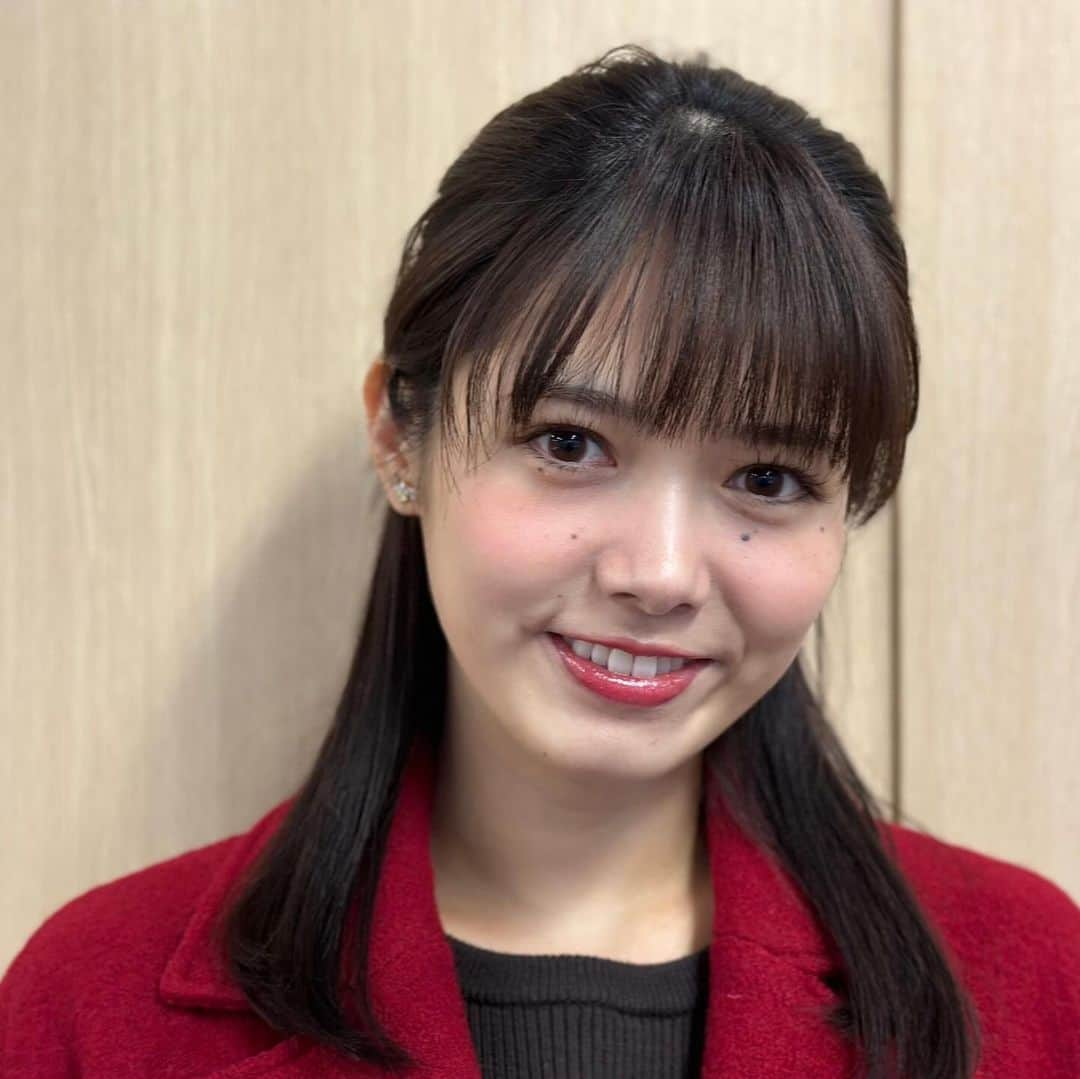 フジテレビ「めざましテレビ」さんのインスタグラム写真 - (フジテレビ「めざましテレビ」Instagram)「お天気コーナー「きょう何着て行く？」 谷尻萌のコーデを紹介♪  12月1日（金）  【今日のコーデ】 ⭐️コート☞ @bananarepublic_jp ４万8000円 ⭐️ワンピース☞ @resexxy_official １万450円 ⭐️靴☞ @kanematsu_official ４万1830円  ⭐️イヤリング☞ @phoebe_official 3300円  【コーデのポイント】 赤がトレンドの今シーズン🍎 コートで大胆に取り入れるのがおすすめ🌹 チェックワンピに合わせると今っぽいムードで遠くからでも目を引くおしゃれが叶います。    #めざましテレビ #きょう何着て行く？ #谷尻萌 #今日のコーデ #コーデ #CanCam #今日のファッション#ootd #きょう何着て行く？は月〜金朝6時22分ごろ放送📺 #もえちゃん #きれいめコーデ #きれいめカジュアル #大人コーデ #秋コーデ #オフィスカジュアル #上品コーデ #アナウンサー衣装」12月1日 20時22分 - mezamashi.tv