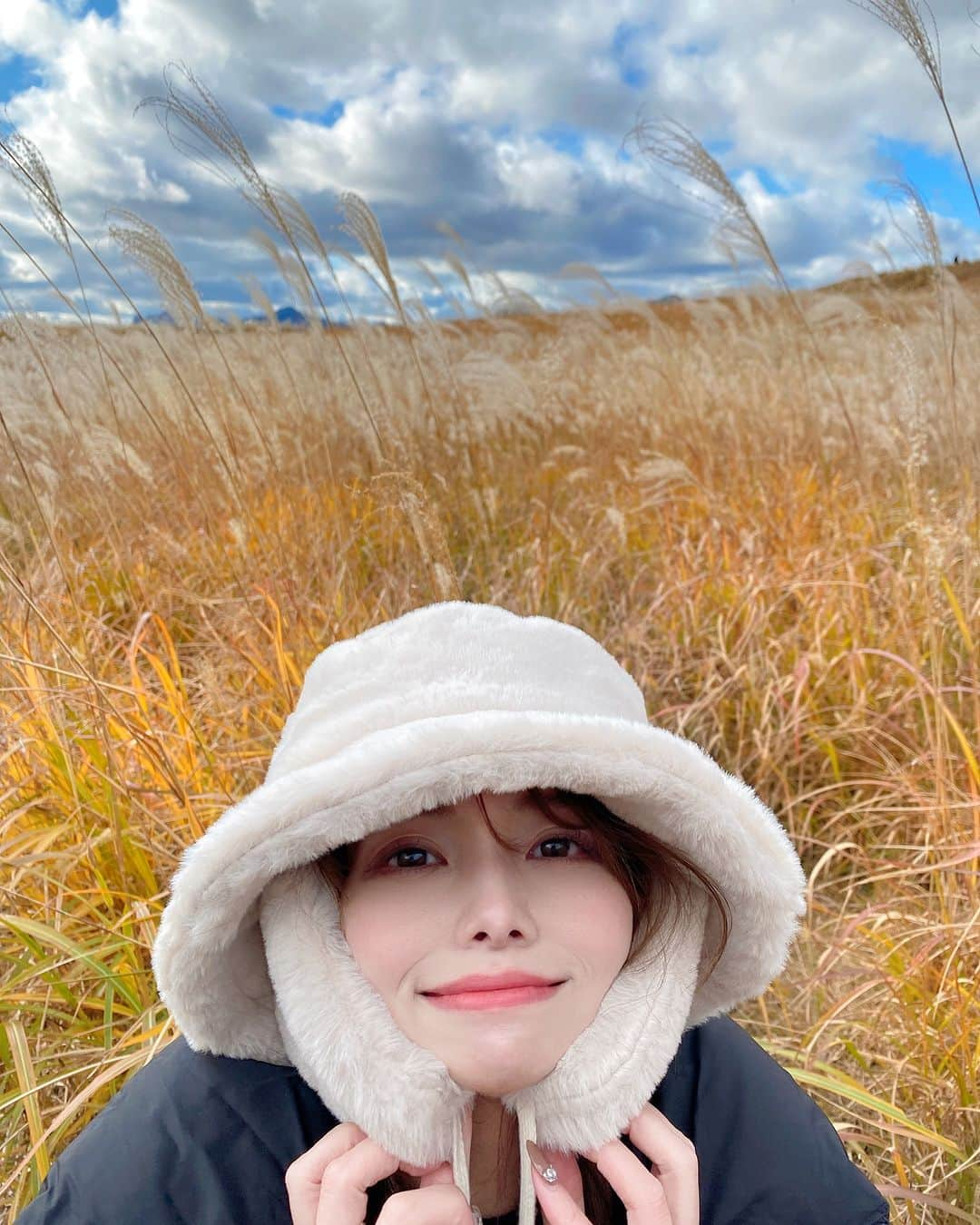 Licaさんのインスタグラム写真 - (LicaInstagram)「絶景でルンルン🌾🎶 . 口角ボトックス打ってから口角もスムーズにあげれて、撮影で１日中笑顔でも口角が疲れにくくなった😇💕 @xclinic_nagoya さん @dr_inouet_xclinic 先生 ありがとうございました🙇🏼‍♀️🩷 . #エックスクリニック#xclinic#xclinic名古屋#口角ボトックス」12月1日 20時14分 - lica829