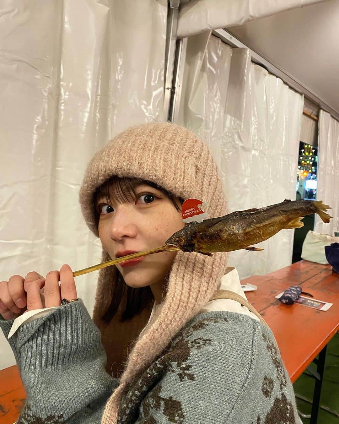 北野日奈子のインスタグラム：「🐻🤎 クリスマスマーケットに鮎の塩焼き。」