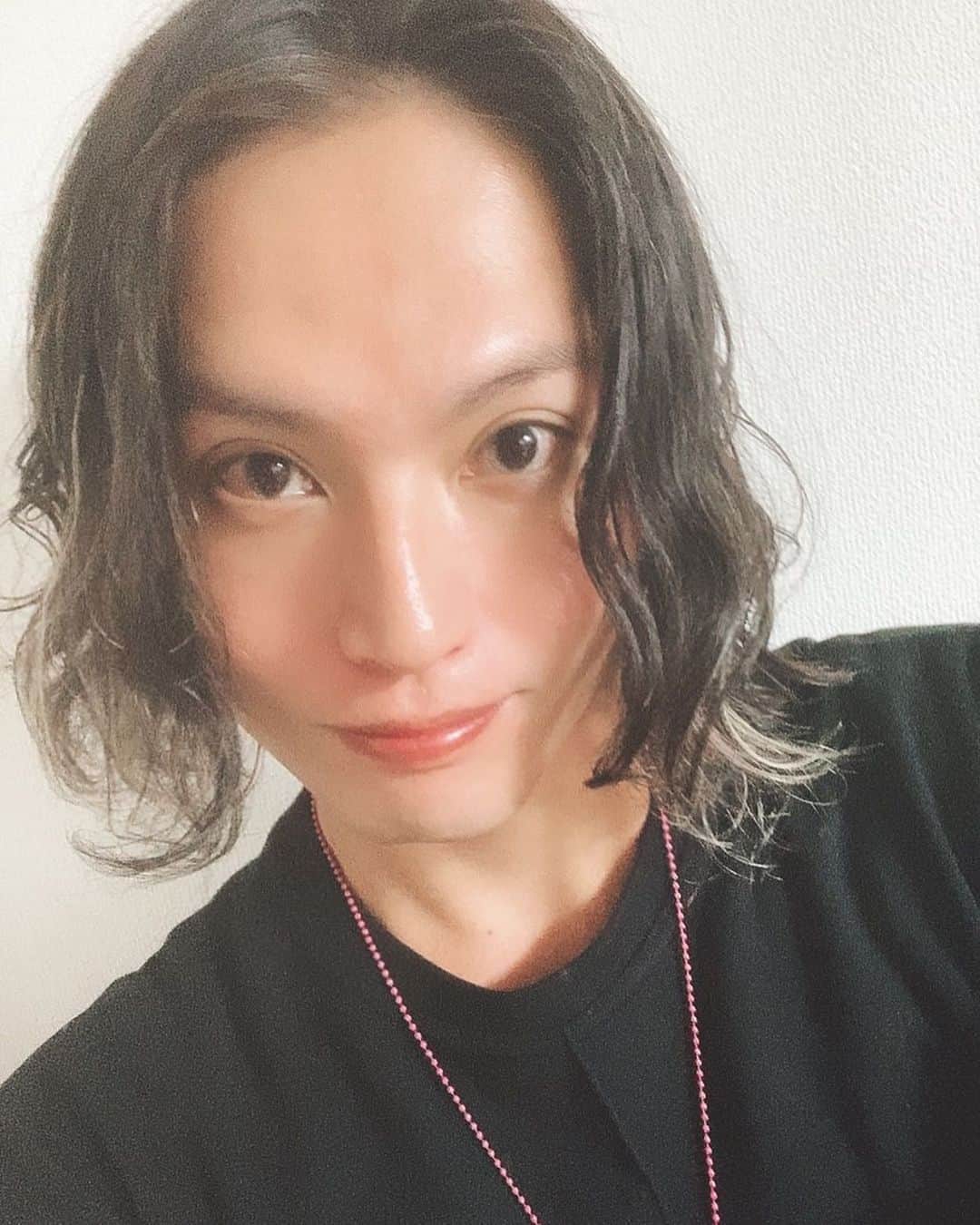 友常勇気のインスタグラム：「Happy birthday to me🤗✨🎊🎊 無事38歳になりました❕ これも応援して下さる皆様のおかげでございます❕❕ 本当にありがとう御座います。より一層仕事に真摯に向き合い、一歩一歩確実に進んで行きます。 これからの友常勇気も是非楽しみにしていて下さい🤍 #友常勇気 #誕生日 #12月1日 #1985 #happybirthday #tome」