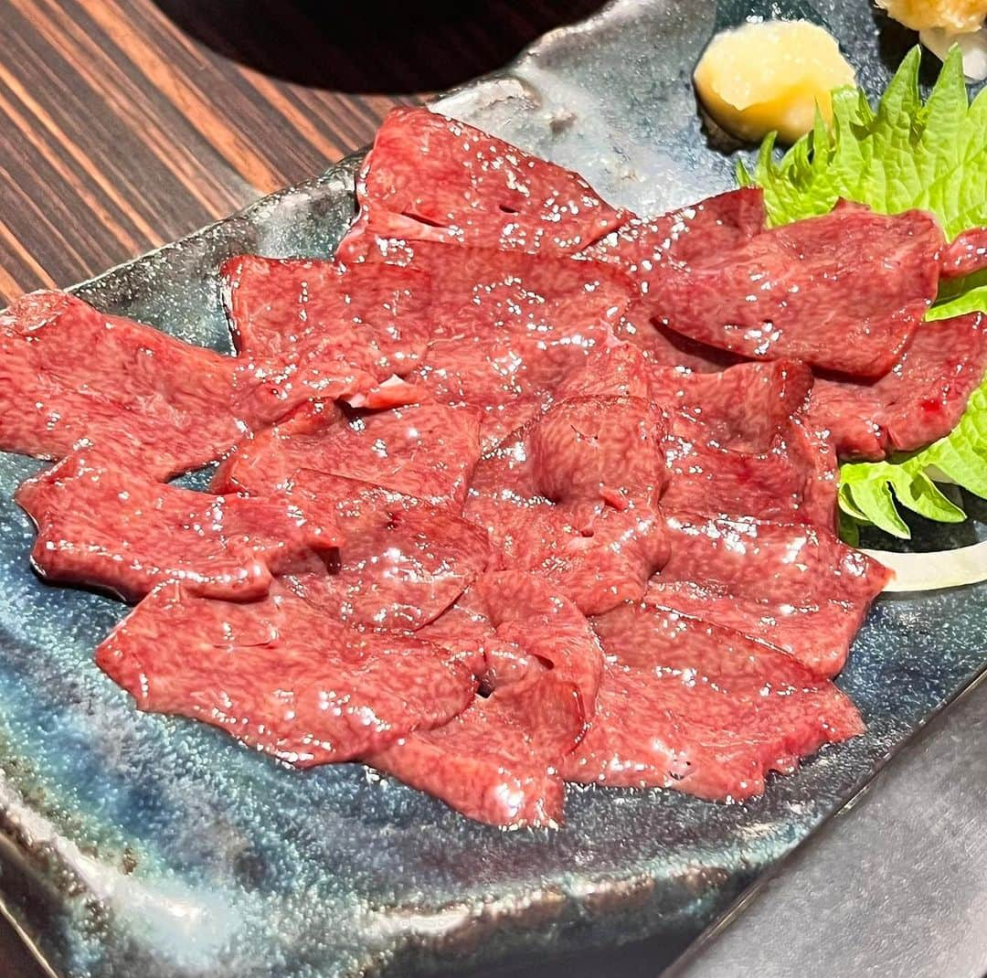 江藤あやさんのインスタグラム写真 - (江藤あやInstagram)「11/29、いい肉の日🥩は お友達のドロンズ石本さんのお店 馬肉屋たけしの16周年記念日でした㊗️  お友達４人でお祝いに駆けつけました！ 周年記念で馬焼きセットが なんと！90%OFFですって✨ 馬刺し、レバ刺しもめちゃ美味しかった😆 馬肉はヘルシー低カロリー、低脂質、鉄分豊富で ヘルシーだから女子にも大人気💕 しゃべりまくり、女子会で盛り上がりました✨  石本さんにお祝いのチョコあげました（笑） 喜んでくれて嬉しい😆  美名子ちゃんからちょっと早い クリスマスプレゼント🎁🎄もらったよー！ ありがとう💗 みんな、ワクワクしっぱなしの 楽しい時間をありがとう🥰  #馬肉屋たけし #ドロンズ石本 #ヘアメイク美名子 #澤真希 #広瀬蒼 #恵比寿」12月1日 20時17分 - ayayakko19