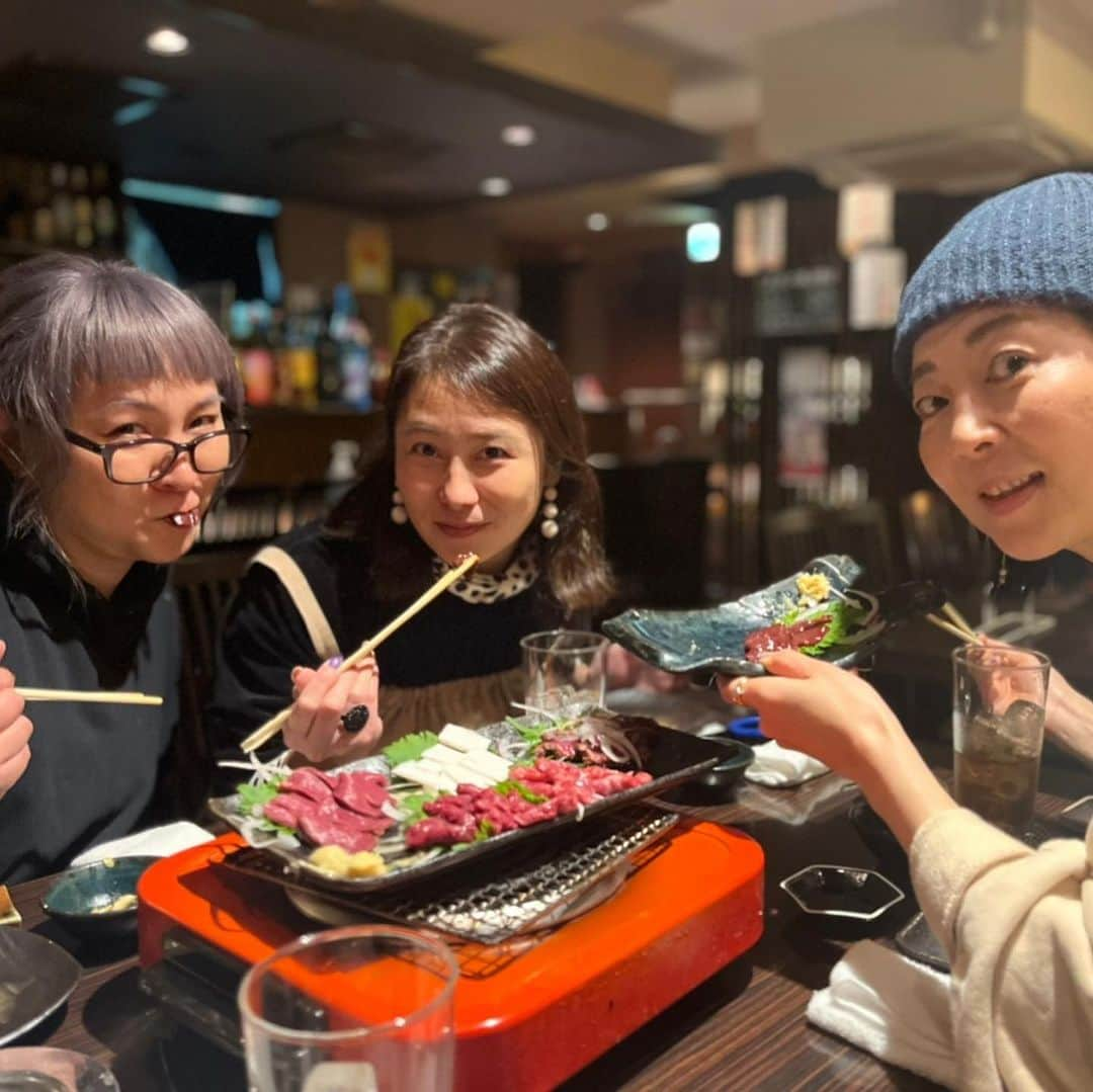 江藤あやさんのインスタグラム写真 - (江藤あやInstagram)「11/29、いい肉の日🥩は お友達のドロンズ石本さんのお店 馬肉屋たけしの16周年記念日でした㊗️  お友達４人でお祝いに駆けつけました！ 周年記念で馬焼きセットが なんと！90%OFFですって✨ 馬刺し、レバ刺しもめちゃ美味しかった😆 馬肉はヘルシー低カロリー、低脂質、鉄分豊富で ヘルシーだから女子にも大人気💕 しゃべりまくり、女子会で盛り上がりました✨  石本さんにお祝いのチョコあげました（笑） 喜んでくれて嬉しい😆  美名子ちゃんからちょっと早い クリスマスプレゼント🎁🎄もらったよー！ ありがとう💗 みんな、ワクワクしっぱなしの 楽しい時間をありがとう🥰  #馬肉屋たけし #ドロンズ石本 #ヘアメイク美名子 #澤真希 #広瀬蒼 #恵比寿」12月1日 20時17分 - ayayakko19