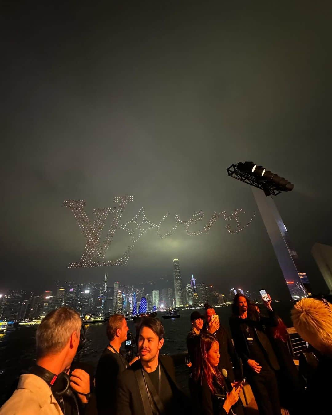 VERBALさんのインスタグラム写真 - (VERBALInstagram)「@pharrell 👏👏👏🏝️⛵️🎇  @louisvuitton #LVMenPreFall24 #HongKong」12月1日 20時20分 - verbal_ambush