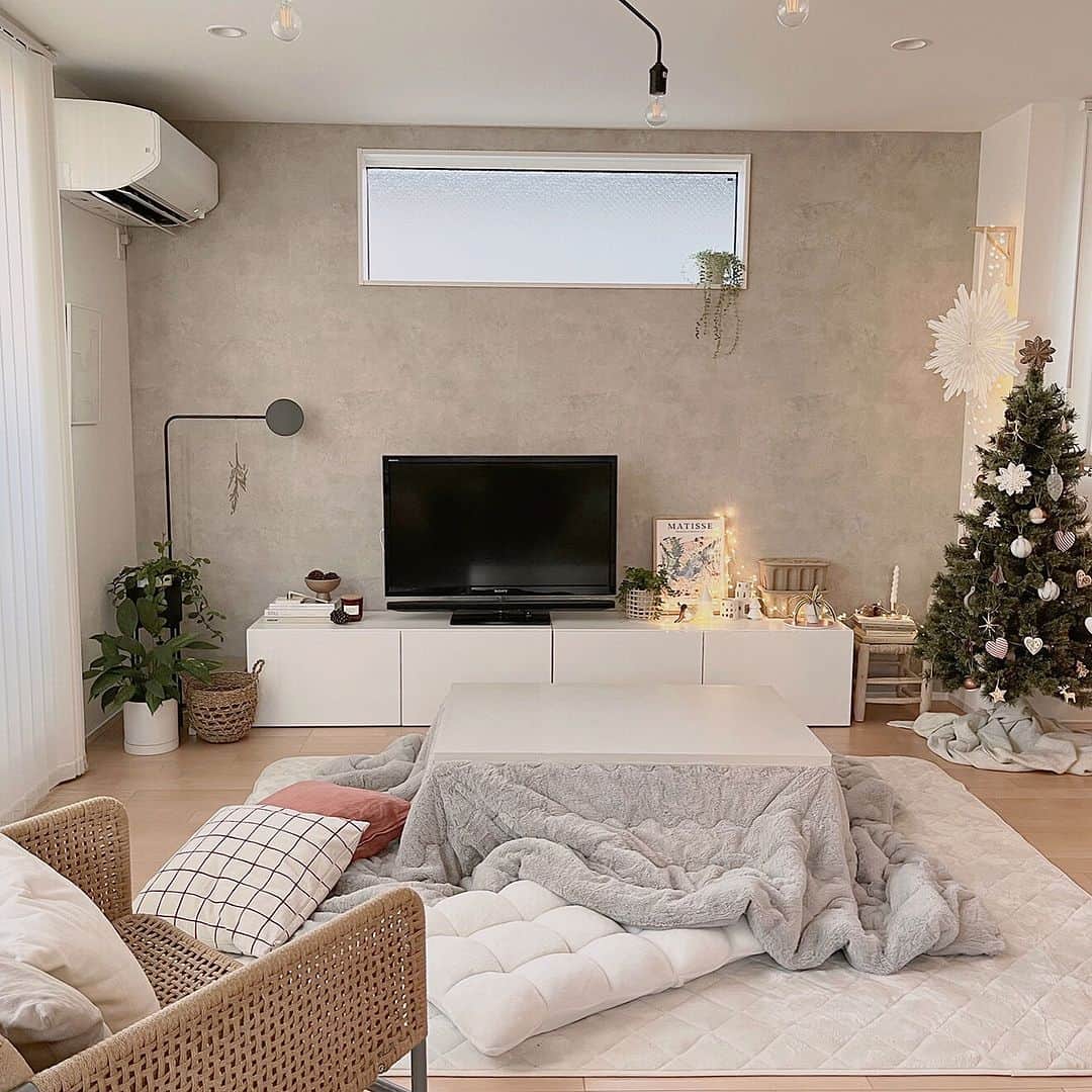 RoomClipJPさんのインスタグラム写真 - (RoomClipJPInstagram)「この部屋が素敵だなと思ったら「🪅」(クリスマス)とコメントしてください！ クリスマスのディスプレイで冬仕様のインテリアが素敵な____s.cnさん宅✨ 照明やクロスにもこだわりを感じるオシャレなお部屋ですね！ ---------------------------------------  Photo: ____s.cn RoomNo.  133404   --------------------------------------  ぜひ「RoomClipムービー」のハッシュタグで 皆様の素敵なお部屋を撮影した動画を投稿してください🏠   --------------------------------------  この部屋のインテリアはRoomClipのアプリから ご覧いただけます。  アプリはプロフィール欄から ▶︎ @roomclipjp  ------------------------------------  600万枚以上集まる中から リアルな部屋のインテリア写真を毎日発信！  ------------------------------------  #クリスマスインテリア韓国インテリア#北欧インテリア#海外インテリア#グリーンのあるインテリア#植物のある暮らし#一戸建て#一軒家#戸建て#戸建て住宅#子どものいる暮らし#子供のいる暮らし#子どものいる生活#暮らしをたのしむ#雑貨好きな人と繋がりたい#家づくりノート#マイホーム計画中の人と繋がりたい #丁寧な暮らしに憧れる#くらしを楽しむ#日々のくらし #失敗しない家づくり#家づくりの記録  #マイホーム計画中 #おうちづくり#日常の記録 #おしゃれな家づくり#こだわりの家づくり#洗面所インテリア#インテリアを楽しむ#roomclip #ルームクリップ」12月1日 20時30分 - roomclipjp