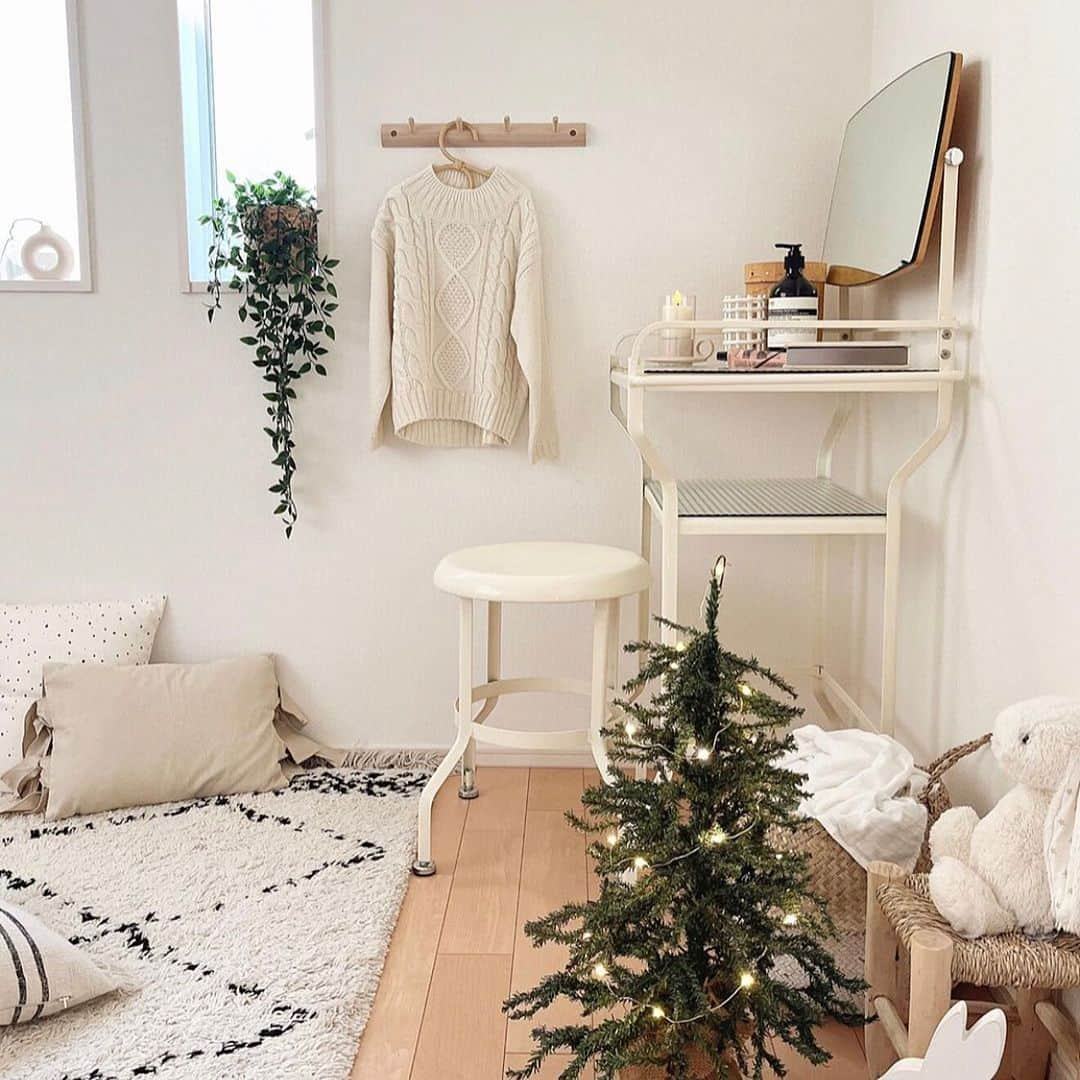 RoomClipJPさんのインスタグラム写真 - (RoomClipJPInstagram)「この部屋が素敵だなと思ったら「🪅」(クリスマス)とコメントしてください！ クリスマスのディスプレイで冬仕様のインテリアが素敵な____s.cnさん宅✨ 照明やクロスにもこだわりを感じるオシャレなお部屋ですね！ ---------------------------------------  Photo: ____s.cn RoomNo.  133404   --------------------------------------  ぜひ「RoomClipムービー」のハッシュタグで 皆様の素敵なお部屋を撮影した動画を投稿してください🏠   --------------------------------------  この部屋のインテリアはRoomClipのアプリから ご覧いただけます。  アプリはプロフィール欄から ▶︎ @roomclipjp  ------------------------------------  600万枚以上集まる中から リアルな部屋のインテリア写真を毎日発信！  ------------------------------------  #クリスマスインテリア韓国インテリア#北欧インテリア#海外インテリア#グリーンのあるインテリア#植物のある暮らし#一戸建て#一軒家#戸建て#戸建て住宅#子どものいる暮らし#子供のいる暮らし#子どものいる生活#暮らしをたのしむ#雑貨好きな人と繋がりたい#家づくりノート#マイホーム計画中の人と繋がりたい #丁寧な暮らしに憧れる#くらしを楽しむ#日々のくらし #失敗しない家づくり#家づくりの記録  #マイホーム計画中 #おうちづくり#日常の記録 #おしゃれな家づくり#こだわりの家づくり#洗面所インテリア#インテリアを楽しむ#roomclip #ルームクリップ」12月1日 20時30分 - roomclipjp