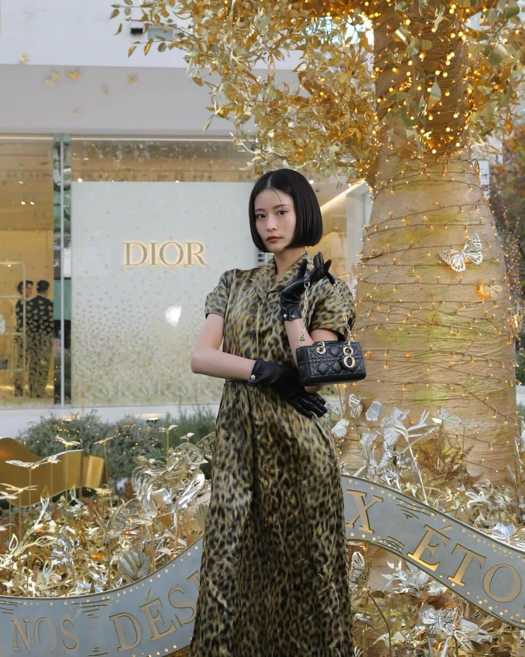 横田ひかるのインスタグラム：「DIOR HOLIDAY POP-UP🦋･:*+  Diorのホリデーポップアップへ。2024年クルーズ コレクションとゴールドのバタフライのモチーフがいたるところにいたり、イルミネーションの木"TREE OF LIFE"も、ときめく幻想的な空間でした✨是非皆さんも遊びに行ってみてください~  表参道交差点 11/18(土)~12/25(月)  @dior   #DiorCruise #ディオールホリデーポップアップ #SupportedByDior」