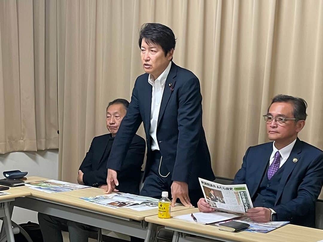 足立康史のインスタグラム：「今夜は、党箕面市支部の支部役員会。北急延伸と街づくりについて上島市長、神代議長はじめ当時の皆さまと意見交換。加えて、大阪関西万博の準備状況等についてご質問いただきました。」