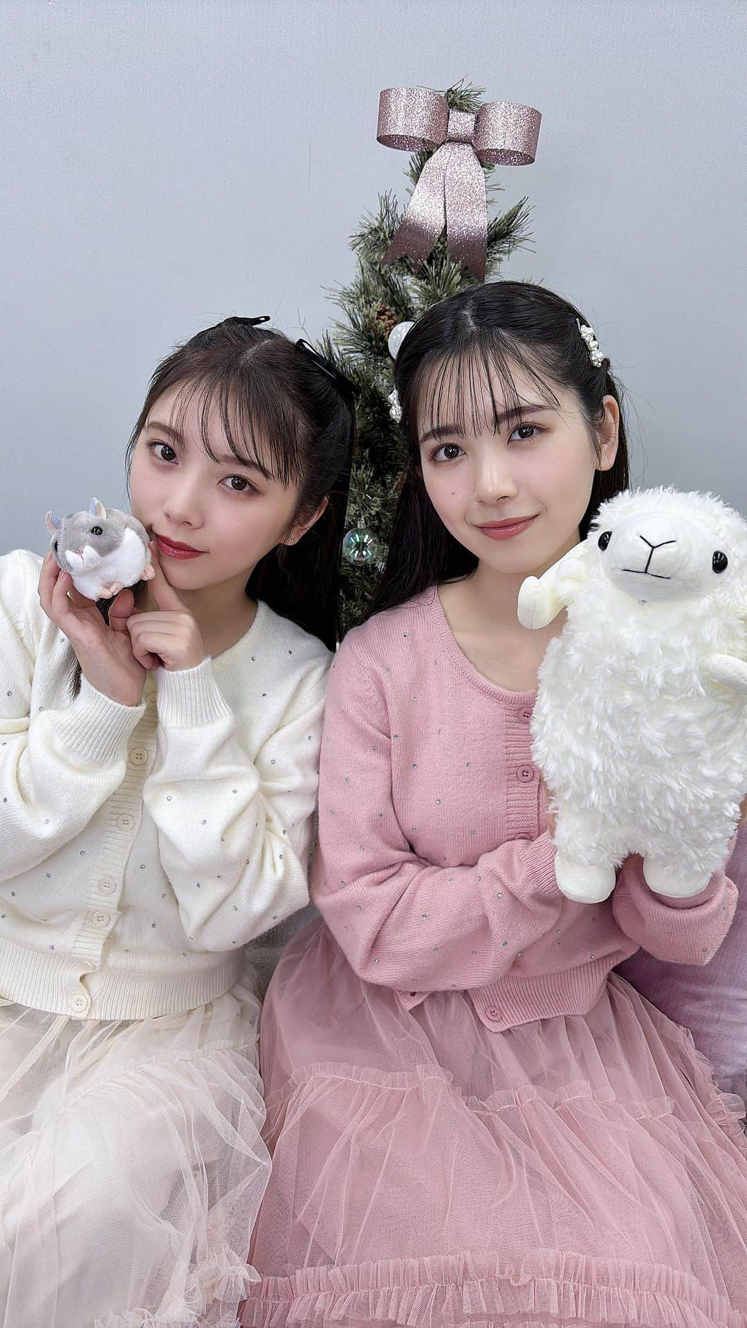 bis_web bis [ビス] のインスタグラム：「bis1月号発売記念インスタライブ🩷  カバーを飾った #乃木坂46  #与田祐希 ちゃんと #筒井あやめ ちゃんが登場.ᐟ.ᐟ  衣装 @girlssociety_official 🎄 #よだめん #bis_web」