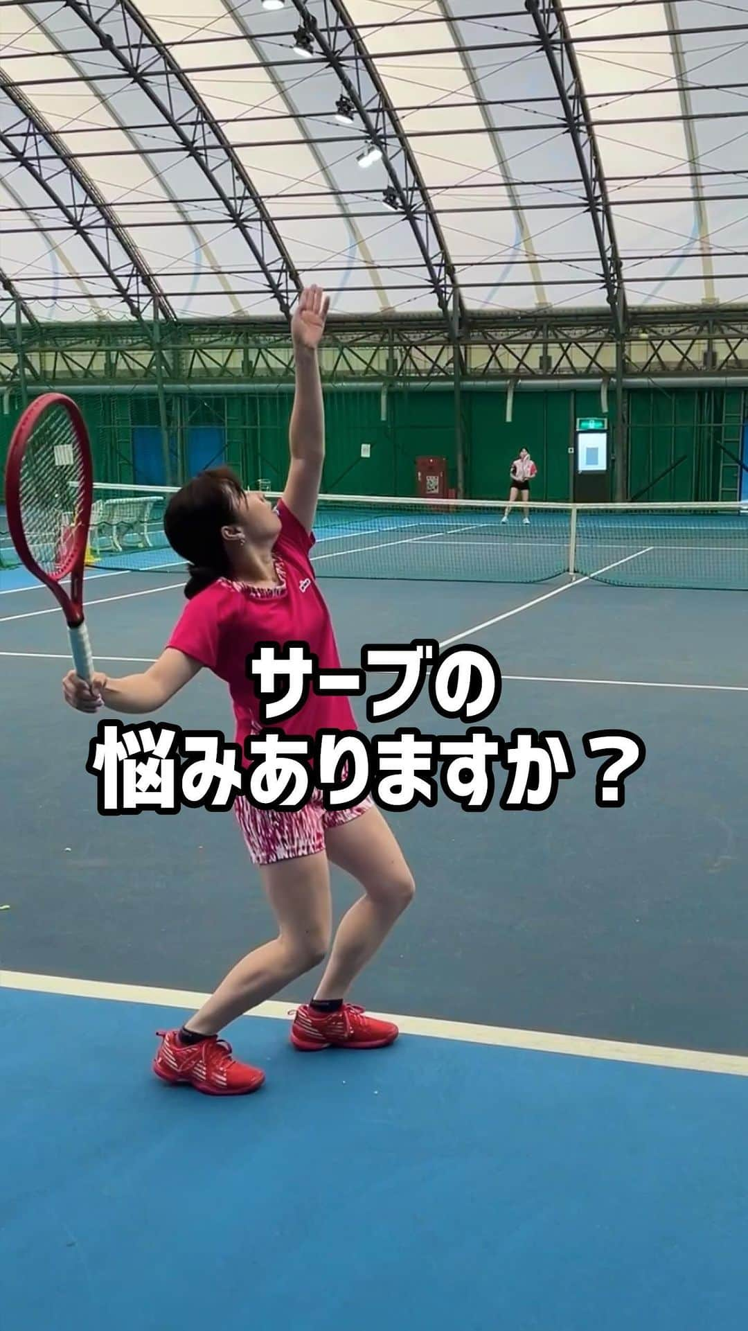 秋山みなみのインスタグラム：「皆さんサーブの悩みはありますか？　   　　 　　 #princetennis #winningshot #温泉水99 #PR      #プリンステニス #テニス #テニス女子 #网球 #테니스 #테니스장 #テニス部 #女子テニス #スポーツ女子 #テニス練習 #部活動 #ジュニア #ジュニアテニス #キッズテニス #ジュニア大会  #テニス好きと繋がりたい #サービス #サーブ #サーブ練習 #juniortennis #tennispractice #tennis #tennisplayer #tennisgirl #serve」