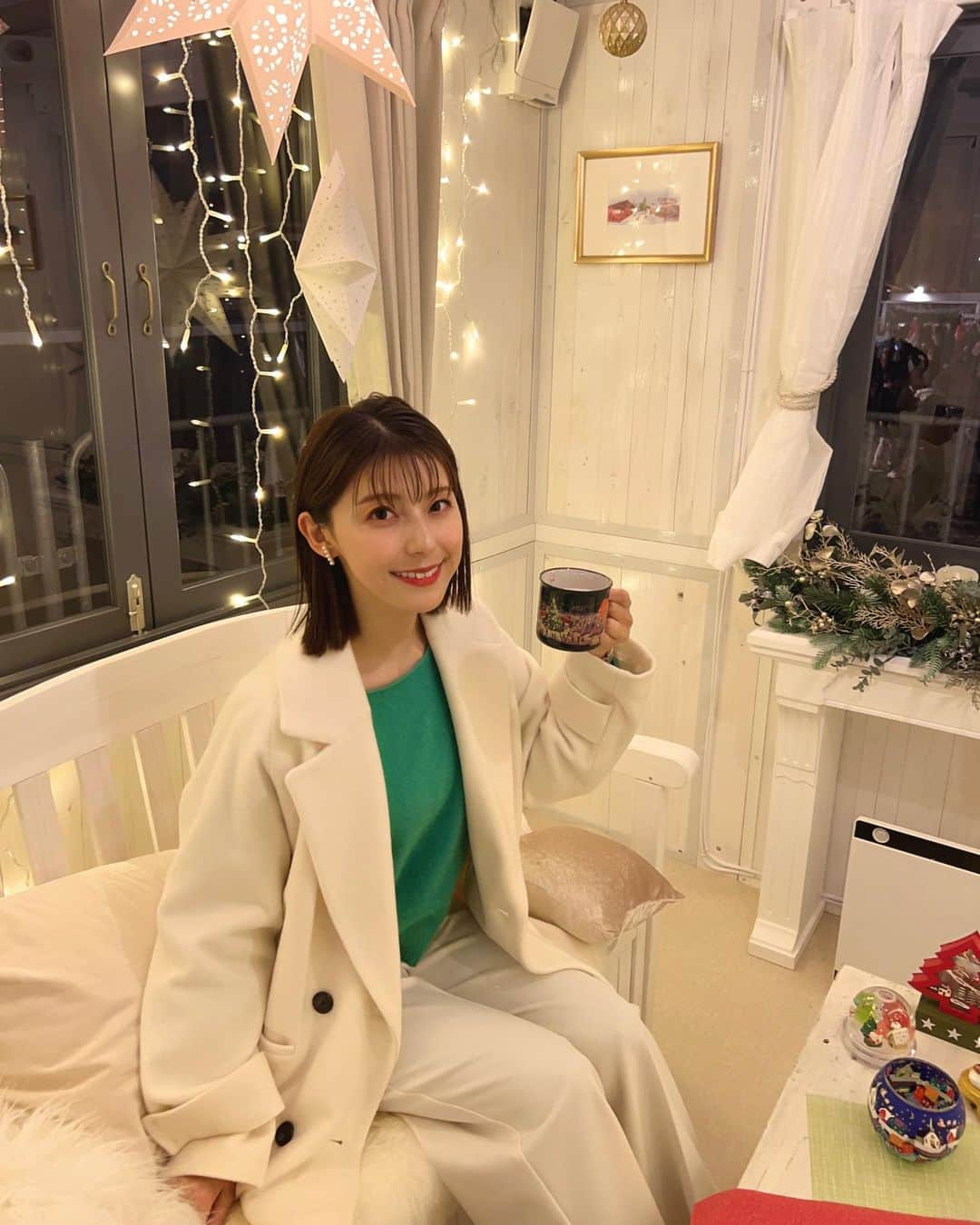 上村彩子のインスタグラム：「. . 先日のNスタの衣装です。 クリスマスマーケットの中継に合わせて 緑のニットをスタイリストさんが用意してくれました🎄  ———————————————— 衣装提供 ニット、パンツ... Stola.  ———————————————— #横浜赤レンガ倉庫#クリスマスマーケット #クリスマスマーケットin横浜赤レンガ倉庫 #Ｎスタ」