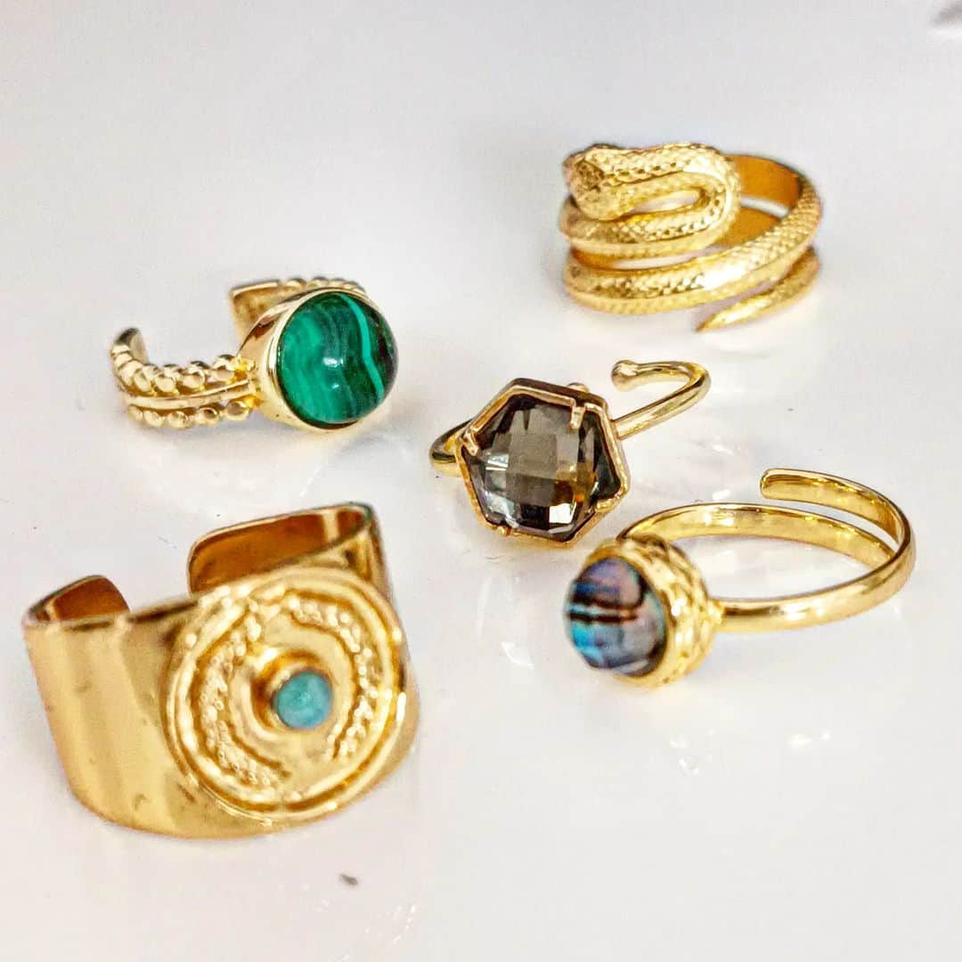 アズニのインスタグラム：「5 gold rings....what do they say 🤔??? It's that time of year.  All adjustable for ease.   #azuni #xmasjewellerygifts #5goldrings #ringsforchristmas #ringgifts」