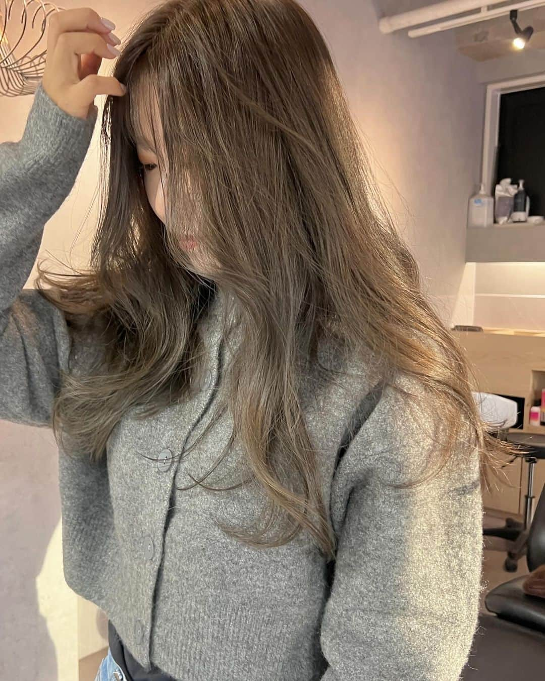 濱田杏奈さんのインスタグラム写真 - (濱田杏奈Instagram)「#hamada_hair   olive / gray / beige   ブリーチは一度もしておりません( ◠‿◠ ) 定期的に染める事でダメージを最小限に抑えつつ、 透明感ある柔らかい髪に。🪮  綺麗に伸ばすコツはたくさんありすぎるので お気軽にお尋ねくださいね☺️♡  #天神美容室 #大名美容室 #福岡美容室 #オリーブベージュ  #オリーブグレージュ #グレージュ #ミルクティーベージュ」12月1日 20時31分 - hamada_out