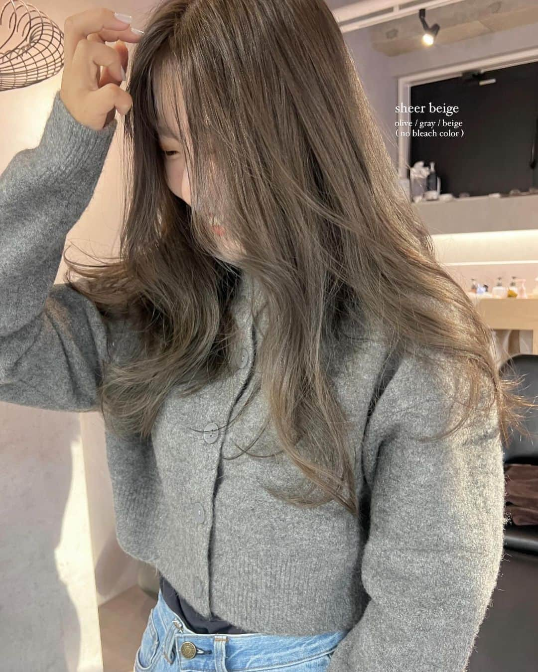 濱田杏奈のインスタグラム：「#hamada_hair   olive / gray / beige   ブリーチは一度もしておりません( ◠‿◠ ) 定期的に染める事でダメージを最小限に抑えつつ、 透明感ある柔らかい髪に。🪮  綺麗に伸ばすコツはたくさんありすぎるので お気軽にお尋ねくださいね☺️♡  #天神美容室 #大名美容室 #福岡美容室 #オリーブベージュ  #オリーブグレージュ #グレージュ #ミルクティーベージュ」