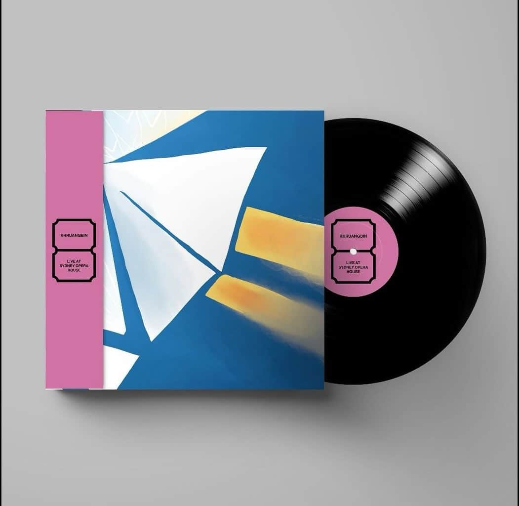 代官山 蔦屋書店　DAIKANYAMA T-SITEのインスタグラム：「． KHRUANGBIN   『LIVE AT SYDNEY OPERA HOUSE』 発売記念フェア  12/8(FRI)-25(MON),2023 代官山 蔦屋書店１号館2階 音楽フロア  時代と国境を飛び越え、唯一無二のスタイルで人気を誇るテキサスのトリオ、KHRUANGBIN (クルアンビン)。 数々のゲストをフューチャーした「ライヴ・アルバム・シリーズ」をリリースするクルアンビンの野心的な１年間のプロジェクトが話題となりました。  そのフィナーレを飾る、第五弾となるアルバム『LIVE AT SYDNEY OPERA HOUSE 』の発売を記念し、代官山 蔦屋書店にてフェアを開催いたします。  またフェアを記念し、レーベル〈SECRETLY STORE〉でしか購入することができなかった限定ジャケットレコード、第一弾から第四弾シリーズも販売いたします。 ご購入特典として、このフェアのために用意されたポストカードをプレゼント！  これはクルアンビンからの贈り物。 ぜひこの機会をお見逃しなく！  #khruangbin #クルアンビン #代官山蔦屋書店 #daikanyamatsutaya  #music」