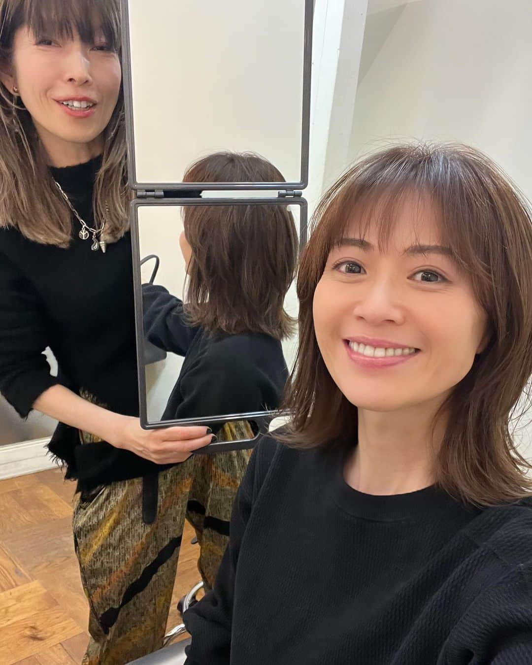 畑野ひろ子のインスタグラム：「@roraima.daikanyama へ✂️ この長さがだいぶ定着しました。 今回は、前髪からサイドのラインのカットを変えてもらって動きを出してもらいました。 少し前に、後ろ姿の写真を見せて欲しいとリクエスト頂いたので、　@roraima_mikiyarita さんに後ろ姿のヘアをミラーで映してもらってます😊」