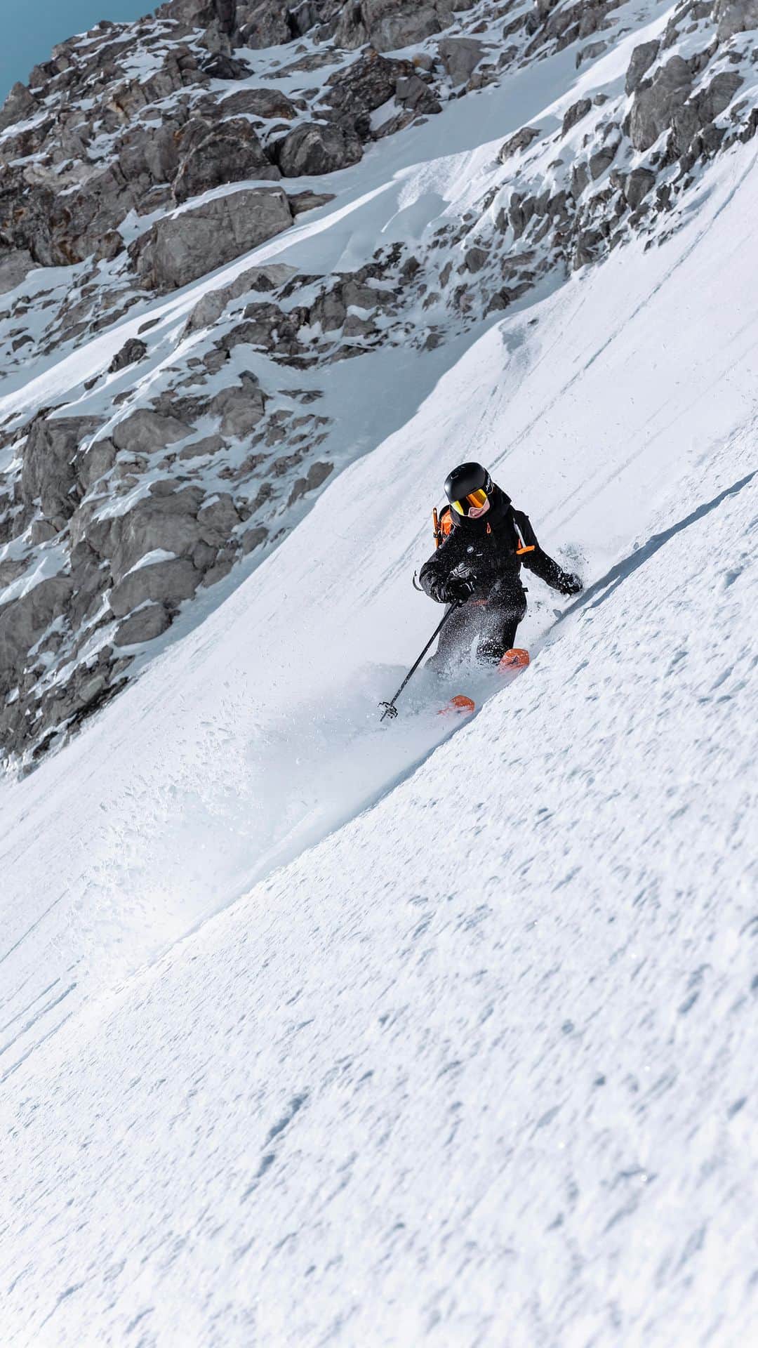 Mammutのインスタグラム：「@sybilleblanjean ‘s “Verso” is out now on our YouTube channel! 🎬  This movie takes viewers on a journey with Sybille as she seeks to push her freeriding skills to new heights.  Verso captures the essence of mountain camaraderie, weaving a tale of courage, trust, and the euphoria of conquering new heights.  Watch it via the link in bio.  #freeriding #mammut」