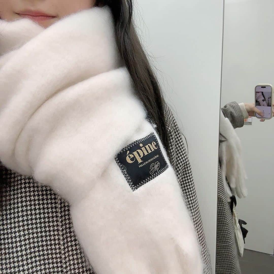藤崎未夢のインスタグラム：「♡‬  今日から12月だね〜🎄☃️  我慢できず昨日からマフラーデビューしました🧣♡  今年のマフラーはエピヌにしたよ〜！ ふわふわもこもこでかわいい🫶🏻」