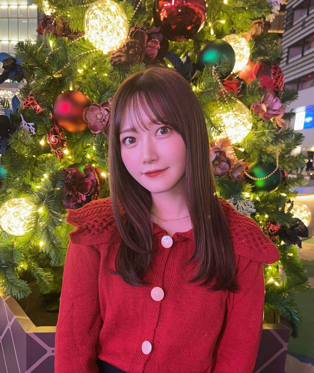 麦のインスタグラム：「. . 🎄 . . . . . #クリスマス #新宿 #shinjuku #shein #ニット #冬コーデ #カラコン #セミロング #ストレートヘア #レイヤーカット #縮毛矯正 #シースルーバング」