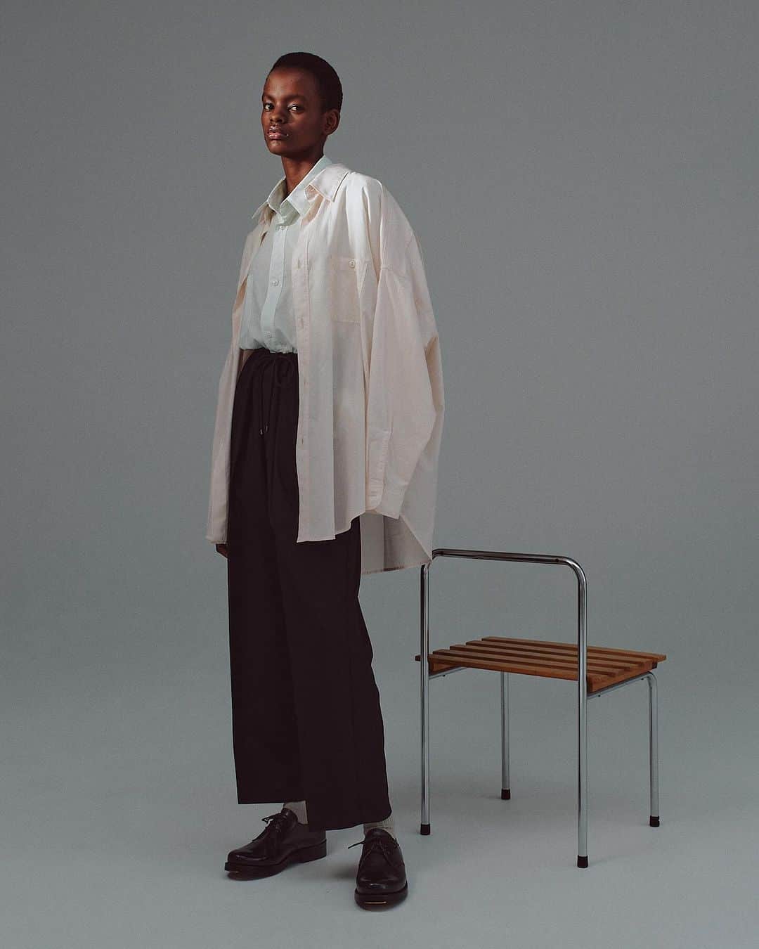 マーカウェアのインスタグラム：「. MARKAWARE SPRING SUMMER 2024 COLLECTION  ORGANIC PERU PIMA COTTON LOAN TENT  LONG SHIRT  DRY VOILE TWILL DOUBLE PLEATED EASY TROUSERS  #markaware @markaware_marka_official @markaware_marka_shop  Photograpy : @masayatanaka1212 Stylist : @ryotayamada______ Hair : @pyuuuuuu  Model : @samhough9 (West Management) 、@peris_adolwi (unknownmodel management)」
