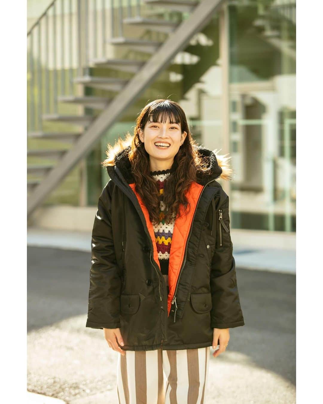 のインスタグラム：「⁡ JOHNBULL STAFF STYLE TOP KHAKI編 ⁡ 2023年秋冬に始動した【TOP KHAKI】はすでに店頭でご覧いただきましたでしょうか。【TOP KHAKI】は 普遍的でありながら、時代に合わせてアップデートされたいまの気分にそっと寄り添う、JOHNBULL が開発したミリタリー特化型ブランドです。 ⁡ 今回はJOHNBULL表参道店のショップスタッフに、自分らしく【TOP KHAKI】を着こなしてもらいました。 ⁡ ⁡ Collection, curated by JOHNBULL. A a result of our thorough research and study of military garments. ⁡ ⁡ TOP KHAKI（トップカーキ）は JOHNBULL が開発する、ミリタリーに特化したブランド。 ミリタリーアイテムの佇まい、オーバーサイズシルエットの雰囲気をそのままに、今着たいミリタリーにアレンジ。 古着の雰囲気を最大限に出すために、本物を解体・研究してのプロダクトです。 説明書の無いモノづくりで、説明不要のミリタリーを提案していきます。 ⁡ ⁡ STYLING1 ⁡ JACKET lot.TK234L02/￥36,300 tax in (TOP KHAKI) TOP lot.MY233N04/￥39,600 tax in (MOY STORE) PANTS lot.G1015/￥18,700 tax in (MOY STORE) ⁡ ブラックのN3Bなので,あえての柄on柄で自分らしくスタイリングにアクセントをました。MOY STOREのストライプパンツは脚長効果の高いアイテムなので,ボリューム感のあるアウターに合わせやすいのでおすすめです。 ⁡ ⁡ #JOHNBULL #TOPKHAKI #ミリタリー #N3B #STAFFSTYLE」