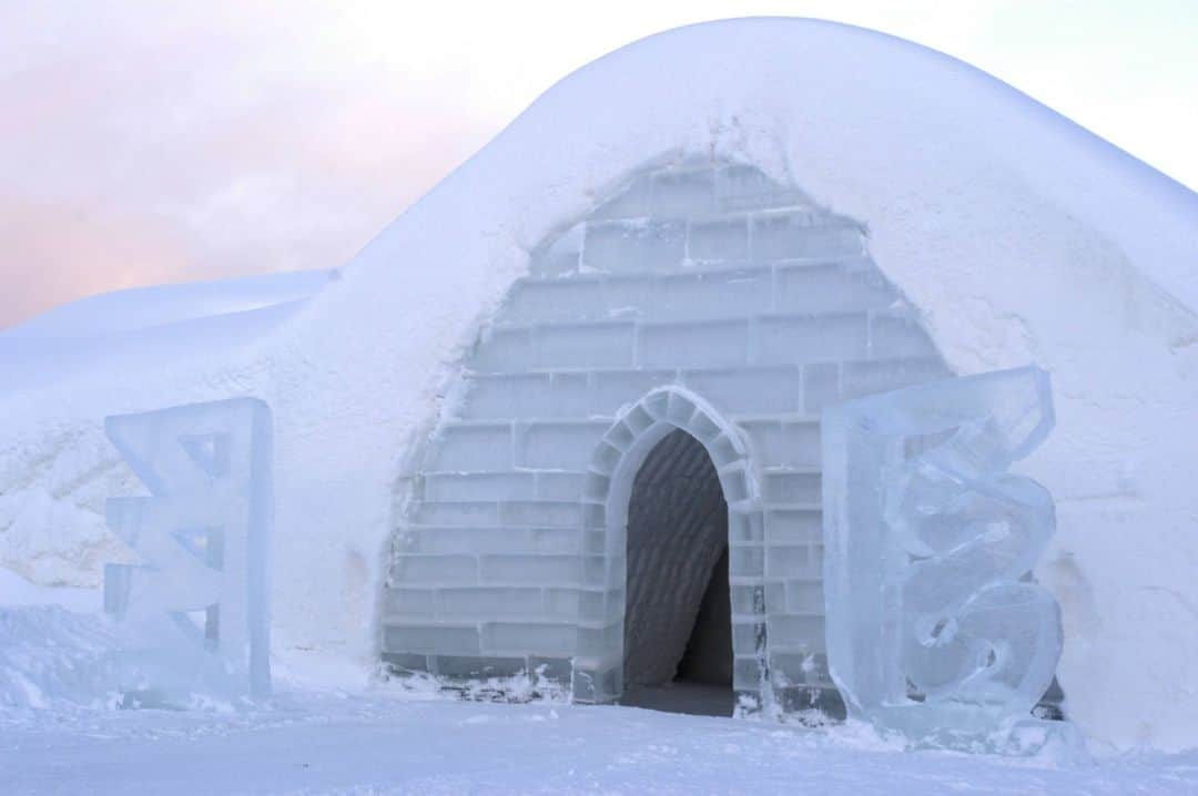 フィンランド政府観光局さんのインスタグラム写真 - (フィンランド政府観光局Instagram)「❄️🧊 🏨雪や氷がふんだんにあるおかげで、フィンランド人は雪や氷で建物をつくるのが得意です。冬ならではの体験、雪や氷で造ったホテルに泊まってみるのはいかがでしょうか？一生忘れられない思い出になりそうですよね。 https://www.visitfinland.com/ja/kiji-ichiran/lapland-fuyu-top5/  📸 Arctic Snow Hotel,Visit Rovaniemi, Kemi Tourism, Lainio Snow Village  @arcticsnowhotel @visitrovaniemi @365kemi」12月1日 20時36分 - visitfinlandjapan