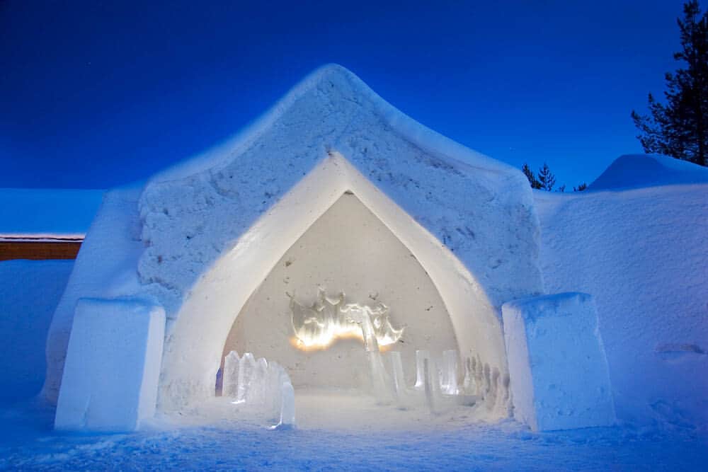 フィンランド政府観光局のインスタグラム：「❄️🧊 🏨雪や氷がふんだんにあるおかげで、フィンランド人は雪や氷で建物をつくるのが得意です。冬ならではの体験、雪や氷で造ったホテルに泊まってみるのはいかがでしょうか？一生忘れられない思い出になりそうですよね。 https://www.visitfinland.com/ja/kiji-ichiran/lapland-fuyu-top5/  📸 Arctic Snow Hotel,Visit Rovaniemi, Kemi Tourism, Lainio Snow Village  @arcticsnowhotel @visitrovaniemi @365kemi」