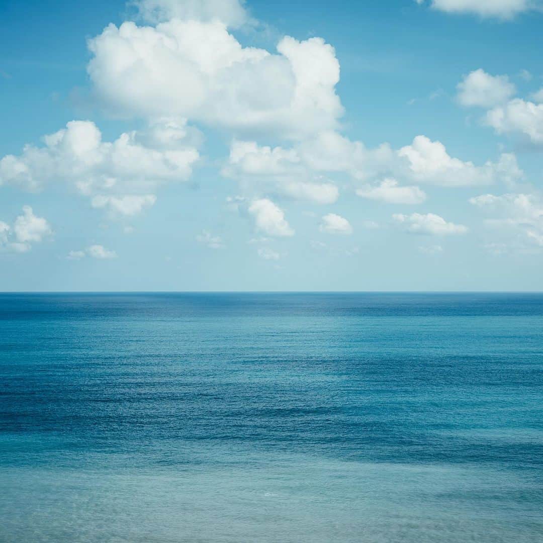 李翔さんのインスタグラム写真 - (李翔Instagram)「我猜大家經過達仁的時候 一定會被超美的風景感動 左側是連綿的山脈 右側是廣闊的太平洋 這種山海相擁的景致 令人心曠神怡。 ⁡ 尤其是天氣好的時候 那極致藍色的大海 讓開車變成一種視覺享受 台九線不只是一條道路 它帶上旅人的心情 串聯著過去與現在 讓交通在路上的朋友 深刻感受到旅行的意義。 ⁡ 這次拍照的組合是我相當滿意的羽量級擔當 鏡頭 #SEL40F25G 搭配 #a7Cii，這重量完全沒有負擔，而且#a7Cii還有出擴充握把，讓我的小拇指找到家XD 這組合真的香 推薦給大家～ ⁡ @sonytaiwan #Sony #SonyAlpha #FL風格外觀 ⁡ ⁡ ⁡ ⁡ ⁡」12月1日 20時36分 - rookie030