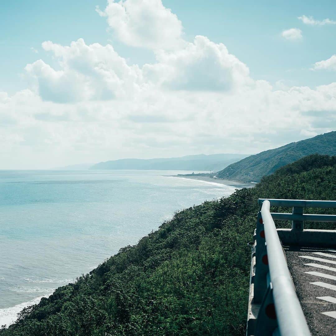 李翔さんのインスタグラム写真 - (李翔Instagram)「我猜大家經過達仁的時候 一定會被超美的風景感動 左側是連綿的山脈 右側是廣闊的太平洋 這種山海相擁的景致 令人心曠神怡。 ⁡ 尤其是天氣好的時候 那極致藍色的大海 讓開車變成一種視覺享受 台九線不只是一條道路 它帶上旅人的心情 串聯著過去與現在 讓交通在路上的朋友 深刻感受到旅行的意義。 ⁡ 這次拍照的組合是我相當滿意的羽量級擔當 鏡頭 #SEL40F25G 搭配 #a7Cii，這重量完全沒有負擔，而且#a7Cii還有出擴充握把，讓我的小拇指找到家XD 這組合真的香 推薦給大家～ ⁡ @sonytaiwan #Sony #SonyAlpha #FL風格外觀 ⁡ ⁡ ⁡ ⁡ ⁡」12月1日 20時36分 - rookie030