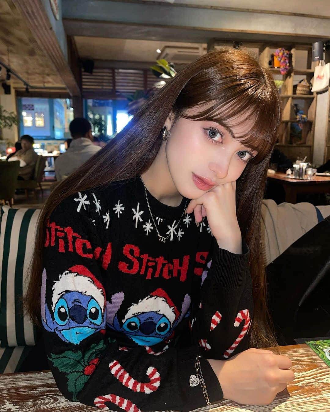 エブラヒミ椎菜さんのインスタグラム写真 - (エブラヒミ椎菜Instagram)「Who's ready for Christmas?  この日のメイクは需要があればまた投稿します🤳  沖縄帰る前に @unelimit.wao で毛穴改善をして頂いたので メイクのノリが凄くよかった〜✨️ 成人式前のお得なプランもあるみたいだよ🔅 20歳に戻って私がやり直したいぐらい🫢 是非チェックしてみてね🍹  #沖縄 #沖縄グルメ #沖縄カフェ #アメリカンビレッジ #北谷カフェ #アンリミットワオ #unelimitwao #クリスティーナ #乳酸菌ピーリング #カーボキシー炭酸ガスパック #毛穴洗浄 #ハイドロスプラッシュ #スキンケアワックス #毛穴改善 #pr」12月1日 20時36分 - sheena.621