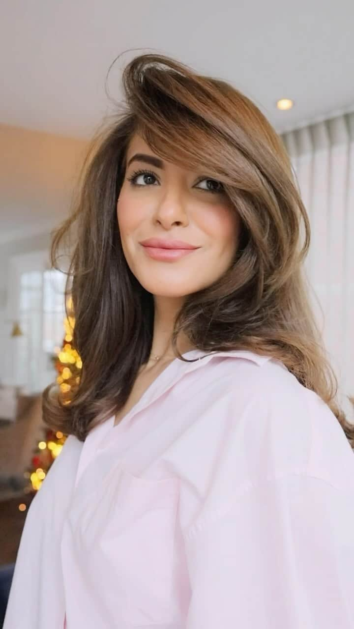 Sarah Angiusのインスタグラム：「Here how I style my fringe and keep it in shape for days!   As someone with naturally curly hair, I’ve learned over the years that it’s crucial to handle frizzy and stubborn hair in the right way. This means using the right products, using the right techniques and being patience when handeling hair. That’s the only and the best way to achieve the desired results without damaging your hair.   @maaiihair Texturizing Volume spray (AD own brand)」