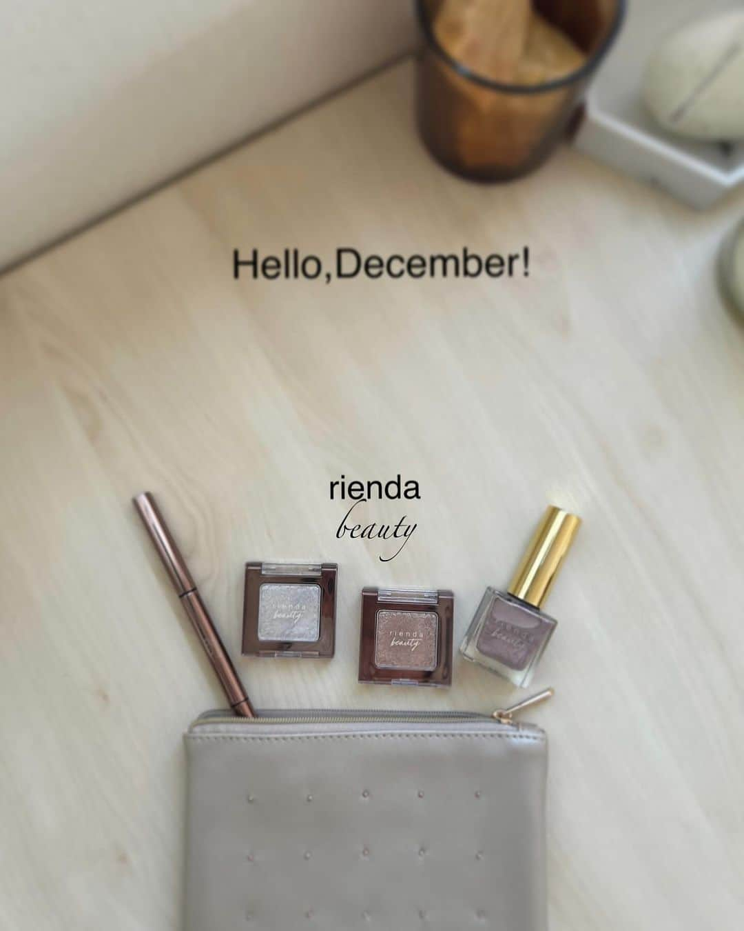 千葉優子さんのインスタグラム写真 - (千葉優子Instagram)「本日12/1発売の @riendabeauty  Holiday Collection 2023 II 🎄  すごく可愛い内容なのでシェアハピ😉♡  コスメ4点＋ポーチで¥6,600(tax in) 全国のrienda店舗、SHEL'TTER WEB STORE 順次アインズトルペでも販売されるらしい♡  アイシャドウは大粒のラメがたっぷり入ってて 01は濡れツヤを演出してくれる 透明ベースのシルバー！ 02はベース的な役割もしてくれて 存在感もあるシャンパンゴールド。  どちらもすごく使いやすいカラーだと思った♡  ライナーは優し気カラー♡ 反対側はチップになってるからボカシ用に♡ 目のキワにアクセントで入れたら 可愛いなあと妄想中🙆  ポリッシュも使いやすいグレージュピンク、 ポーチはしっかり厚みがあって 中には仕切り付きで使いやすそう🥰  いちはやくPOSTしたくて 取り急ぎアイテムだけ載せてみた😉  週末さっそくメイクしてみよ〜🪅  ホリデーコレクションって なぜこんなに幸せな気持ちになるのだろうか♡  . みなさま12月もマイペース更新ですが よろしくお願いします🎅  #PR #riendabeauty#rienda#リエンダビューティー#holidaycollection#ホリデーコレクション#ホリデーコレクション2023#限定コスメ」12月1日 20時36分 - yuko_chiba1018