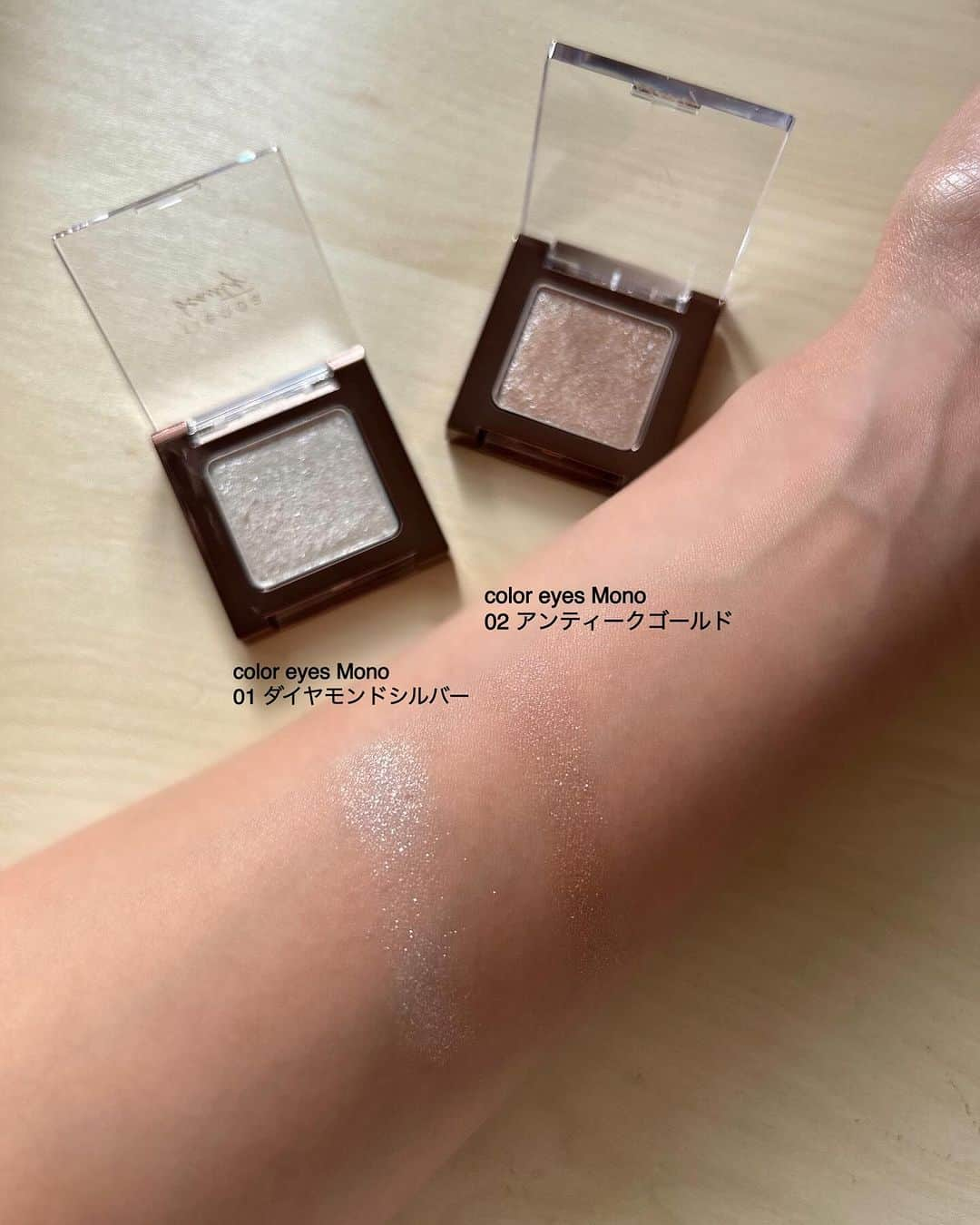 千葉優子さんのインスタグラム写真 - (千葉優子Instagram)「本日12/1発売の @riendabeauty  Holiday Collection 2023 II 🎄  すごく可愛い内容なのでシェアハピ😉♡  コスメ4点＋ポーチで¥6,600(tax in) 全国のrienda店舗、SHEL'TTER WEB STORE 順次アインズトルペでも販売されるらしい♡  アイシャドウは大粒のラメがたっぷり入ってて 01は濡れツヤを演出してくれる 透明ベースのシルバー！ 02はベース的な役割もしてくれて 存在感もあるシャンパンゴールド。  どちらもすごく使いやすいカラーだと思った♡  ライナーは優し気カラー♡ 反対側はチップになってるからボカシ用に♡ 目のキワにアクセントで入れたら 可愛いなあと妄想中🙆  ポリッシュも使いやすいグレージュピンク、 ポーチはしっかり厚みがあって 中には仕切り付きで使いやすそう🥰  いちはやくPOSTしたくて 取り急ぎアイテムだけ載せてみた😉  週末さっそくメイクしてみよ〜🪅  ホリデーコレクションって なぜこんなに幸せな気持ちになるのだろうか♡  . みなさま12月もマイペース更新ですが よろしくお願いします🎅  #PR #riendabeauty#rienda#リエンダビューティー#holidaycollection#ホリデーコレクション#ホリデーコレクション2023#限定コスメ」12月1日 20時36分 - yuko_chiba1018