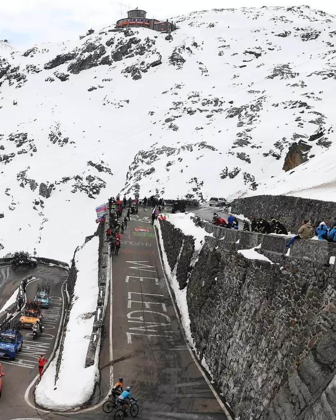 カンパニョーロさんのインスタグラム写真 - (カンパニョーロInstagram)「The World's Greatest Cycling Climbs.  Recently, we asked you what your favourite and most beautiful road-cycling climbs are. The results are in and, in no particular order, here are the top six we’ve chosen from around the world.  Head to the link in our bio to read more 🏔️  Have you ever conquered these iconic climbs?  #DreamBigger #Campagnolo #CyclingClimbs」12月1日 20時38分 - campagnolosrl