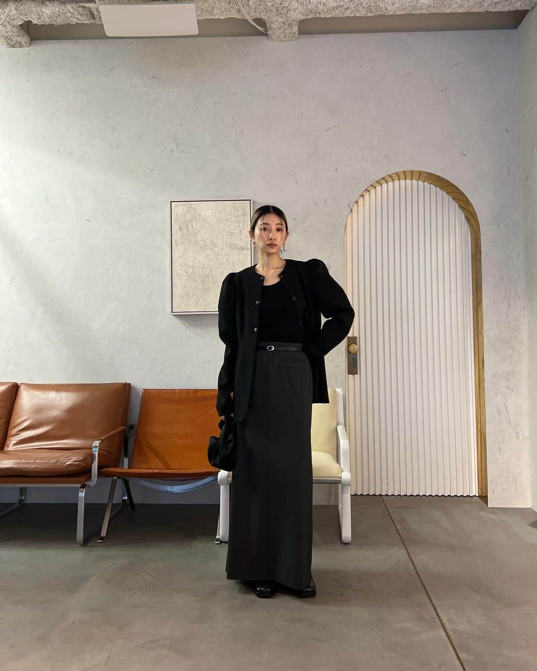 中村真里さんのインスタグラム写真 - (中村真里Instagram)「⁡ jacketとしてもtopsとしても着用して頂ける新作。フロントのカシメホックと、パワーショルダーのディティール、ウエストを少しだけシェイプさせたデザインで、 ⁡ 着る人をモードで洗練された佇まいに導いてくれる洋服に仕上がったと思います。 ⁡ 同時期発売のBack tuck maxi SKとの相性がいいので、普段から、そしてオケージョンなどのシーンにも活躍してくれそうです！🫶🏻そしてこのスカートはウエストのちょい下に細ベルトを付けて着るのが一番素敵なのでsetにしました😚 ⁡ そしてIラインだけど歩きやすさも考え、深めのバックタック。スリットやベンツ開きじゃないので寒い時期も中に着込めるように考えました。 ⁡ ※ topsはmodel sizeで袖丈が+5cmのサンプルを着用しています。 ⁡ 12/6 Power shoulder SH Back tuck maxi SK @RIM.ARK #RIMARK ⁡」12月1日 20時48分 - _marinakamura_