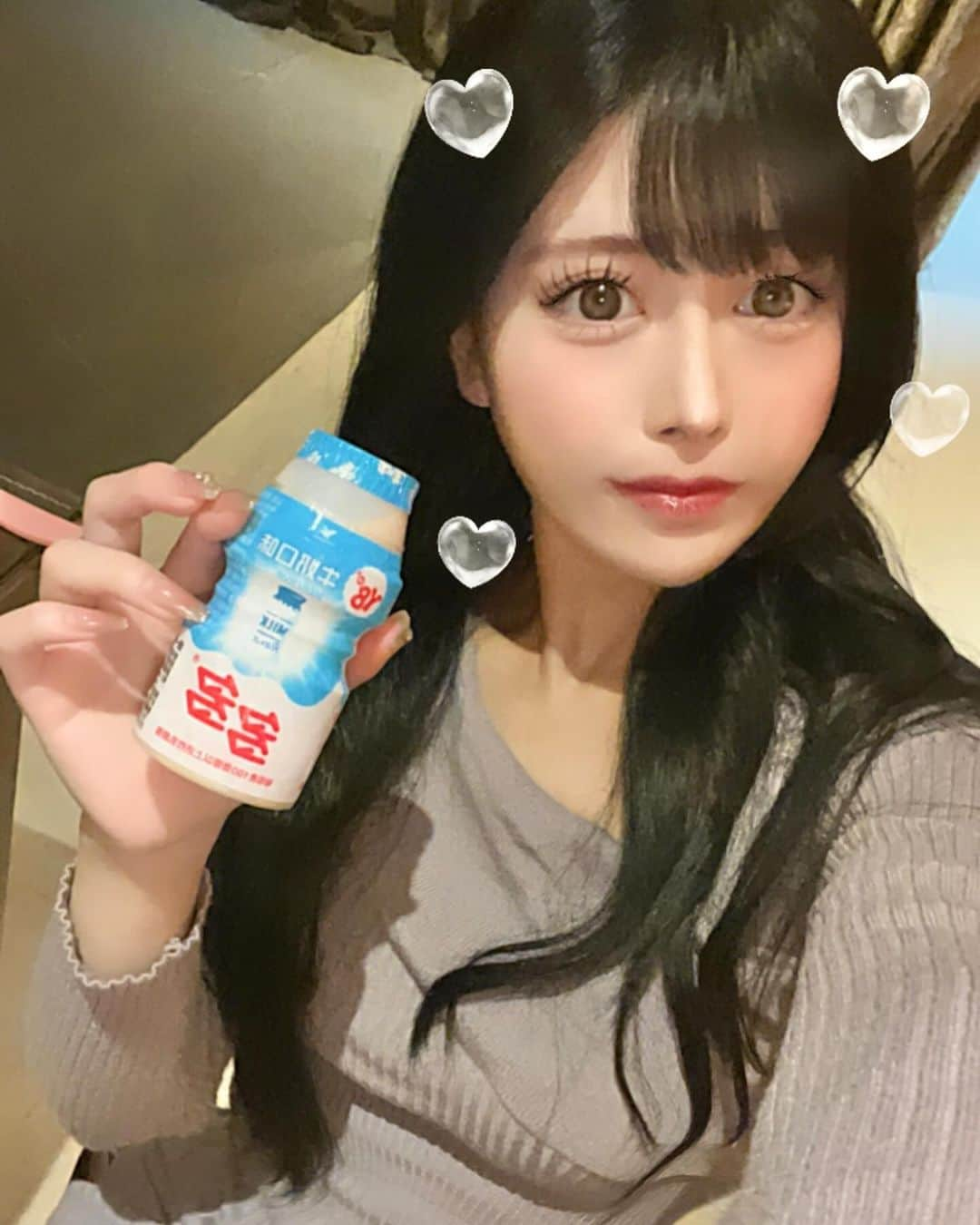 りこぴんのインスタグラム：「今日から１２月⛄️🧤❄️  .  １年もあっという間🥲💦  大阪に来て早、１年半。つい最近大阪に来たかのような感覚。  もっと時間を大事に有効に使わないと🫨  .  クリスマスシーズン仕事も多くなりますが今月も頑張ります💪✨🎄  .  この写真みんなに好評だったので😊手に持ってるのはヤクルト。日本のより大きかったので🍼  #ポートレート #黒髪ロング #黒髪女子 #暗髪グレージュ #暗髪カラー #クリスマス #コスプレ #コスプレ女子 #コスプレイヤー #ヤクルト #台湾観光 #日本女孩 #日本人 #可爱 #可爱宝宝 #喜欢 #皮卡丘 #宝可梦」