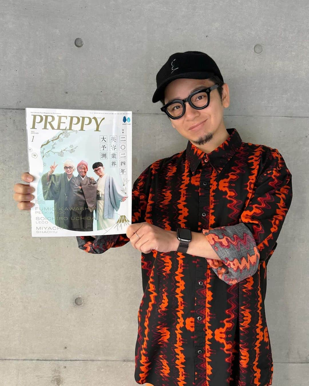 内田聡一郎のインスタグラム：「🎍本日発売🎍 PREPPY２０２４年１月号！ 表紙担当しました！ そして縁起の良い新年１発目は和装でレアな３ショット！ 川島文夫大先生と奇跡の表紙出演させて頂きました。 俺もみやちも緊張しっぱなしの撮影でしたが川島先生のお気遣いに泣きました、、。 中ページではガッチリ座談会もやっております。 作品も載っておりますのでぜひチェックしてください！ 着物着ること中々ないから嬉しかった！  #preppy #プレッピー #表紙　#巻頭 #美容師　#美容学生 #撮影　 #LECO #SHACHU #peekaboo #和装　#着物 #新年　#謹賀新年 #1月　#コラボ」