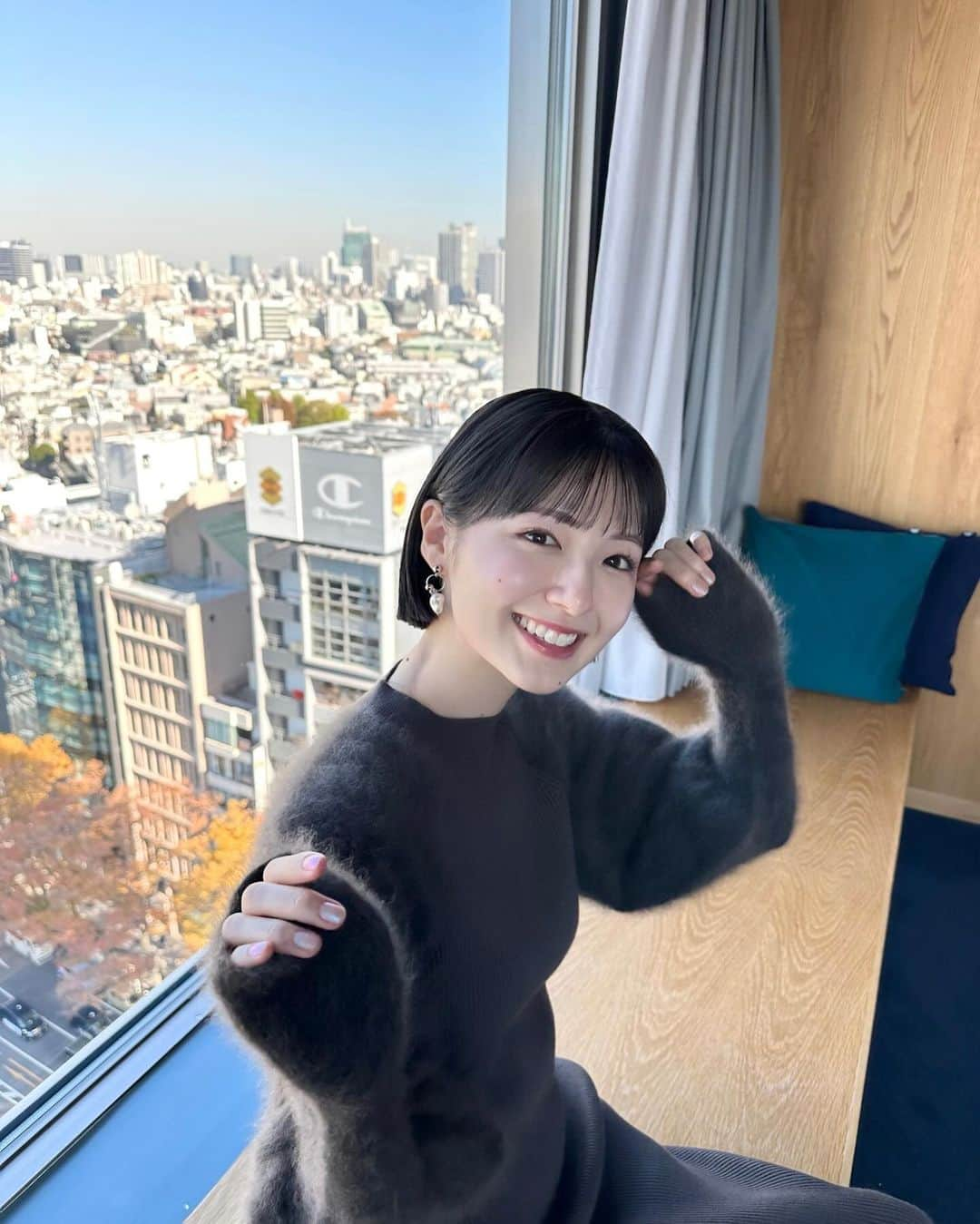 糸原美波さんのインスタグラム写真 - (糸原美波Instagram)「🏙️🩶🍂  @anuans.official のニットワンピ 🧏🏻 ふわふわで可愛い   @_s11yla さんに 先日マツパしていただきました 👀♡ いつもくるんっと可愛くありがとうございます  ピアスはファンの方からいただいたもの 🔗❤︎ 愛用してるよー 🥹  ありがとう🫸🏻🫷🏻  #ショート #ショートヘア #ボブ #ミニボブ #マツパ #anuans」12月1日 20時42分 - minami_itohara