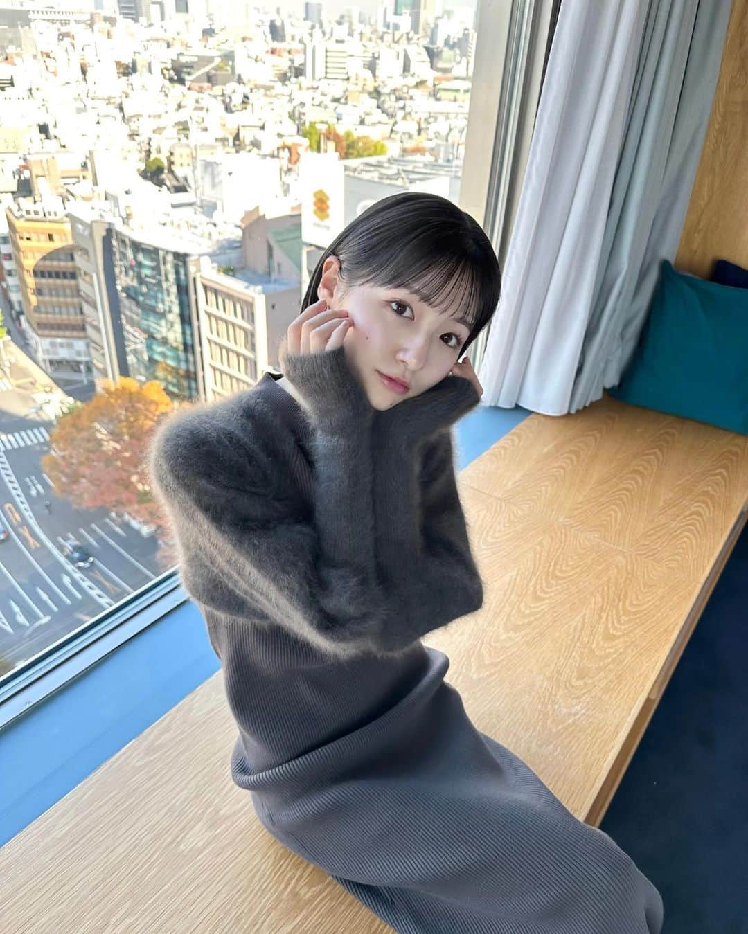 糸原美波さんのインスタグラム写真 - (糸原美波Instagram)「🏙️🩶🍂  @anuans.official のニットワンピ 🧏🏻 ふわふわで可愛い   @_s11yla さんに 先日マツパしていただきました 👀♡ いつもくるんっと可愛くありがとうございます  ピアスはファンの方からいただいたもの 🔗❤︎ 愛用してるよー 🥹  ありがとう🫸🏻🫷🏻  #ショート #ショートヘア #ボブ #ミニボブ #マツパ #anuans」12月1日 20時42分 - minami_itohara