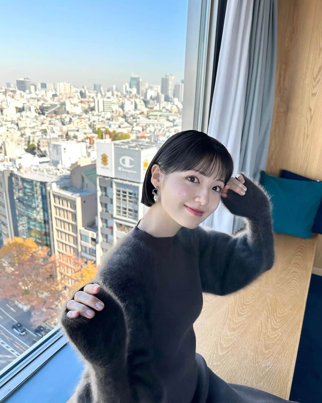 糸原美波のインスタグラム：「🏙️🩶🍂  @anuans.official のニットワンピ 🧏🏻 ふわふわで可愛い   @_s11yla さんに 先日マツパしていただきました 👀♡ いつもくるんっと可愛くありがとうございます  ピアスはファンの方からいただいたもの 🔗❤︎ 愛用してるよー 🥹  ありがとう🫸🏻🫷🏻  #ショート #ショートヘア #ボブ #ミニボブ #マツパ #anuans」