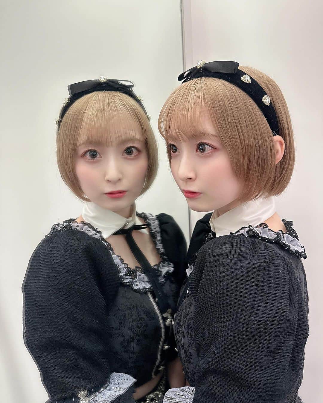 白井真緒さんのインスタグラム写真 - (白井真緒Instagram)「ふたごちゃん🤍🖤 ⁡ ⁡ #鏡撮り #ハイトーン #ハイトーンボブ #ミニボブ #双子 #アイドル #idol #japaneseidol #カチューシャ #カチューシャヘア #アイドルこはく」12月1日 20時42分 - kohaku_shirai_official