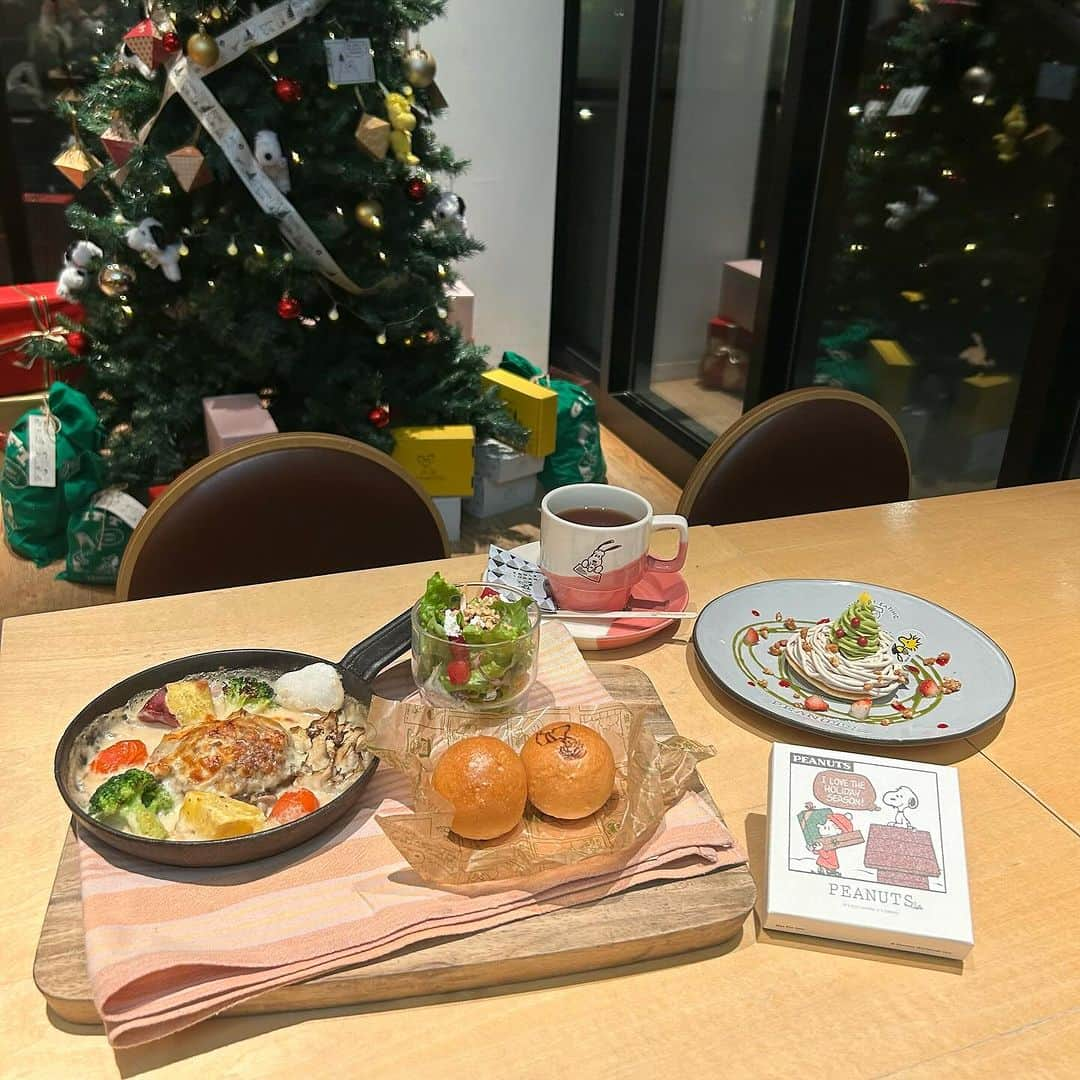 ピーナッツ カフェのインスタグラム：「new | PEANUTS Cafe  \ HAPPY HOLIDAYS！！ / “暖かく幸せに満ちた素敵な時間”をコンセプトにしたクリスマスメニュー！  クリスマスにぴったりなハンバーググラタンプレートに、PEANUTのコミックに登場するウッドストックとツリーをモチーフにしたデザート、ドリンクがついたちょっぴり贅沢なクリスマスセットをご用意いたしました。  さらに、ご注文いただいたお客様には、小物入れとして使用できる箱にメモ帳が入ったクリスマスデザインのアートボックスをプレゼント！ フタはミニキャンバスアートとして飾ってお楽しみいただけます◎  Christmas セット  ￥3,960(tax in) ※コーヒー⼜は紅茶・ノベルティ付き ※ノベルティはランダムでのお渡しとなります。  ‐販売⽇ 2023年12⽉1⽇(金)〜12⽉25日(月) ※ノベルティが無くなり次第終了となります。  ‐販売店舗 PEANUTS Cafe 全店舗 (PEANUTS Cafe 神戸を除く)  詳しくは、@peanutscafe_tokyo トップのリンクより、HPにてご確認ください。」