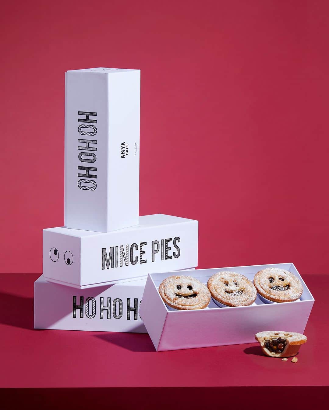 アニヤハインドマーチのインスタグラム：「Due to popular demand our Mince Pies are back in the #AnyaCafe this festive season. Perfect with a cup of coffee or to take home in a box of 4 as a present 🎄 #AnyaHindmarch」