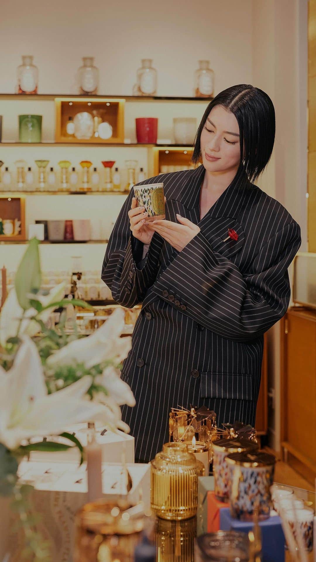 三吉彩花のインスタグラム：「-Diptyque-  Fragrance is in harmony with the heart,  fragrance is an infinite journey...  私にとって香りとは 常に人生の選択をしていく時に 重要な役割を果たします。  その香りで深呼吸が出来たり その香りで温かい気持ちになれたり その香りで旅した場所が恋しくなったり。  日常の中にも些細な香りが沢山溢れています。  今年は自分にクリスマスギフトを探しに Diptyque丸の内店に。 まさにお店の前はイルミネーションが広がり 通りすがりの方々も自然と視線が上に向いて みんなで同じ喜びを共有出来ている気がして 素敵だと思いました。  店内も煌びやかに彩られ 冬の暖かみを感じるものが沢山あり 私はSAPINの香りに包まれて過ごそうと思います。  皆様も自分や大切な人へのギフトに是非。  @diptyque  #DIPTYQUE #ディプティック #pr」